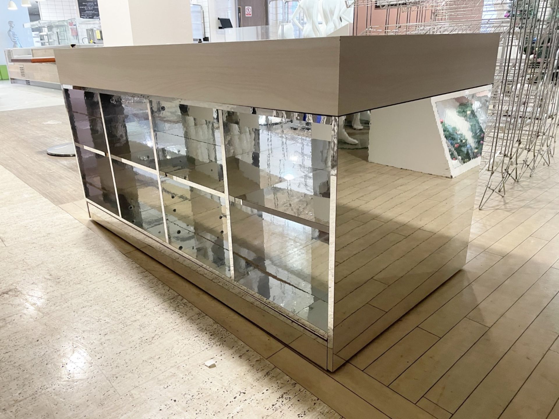 1 x Retail Display Island With Ash Wooden Top and Mirrored Side Shelves and Panels - Size 82 x - Image 3 of 6