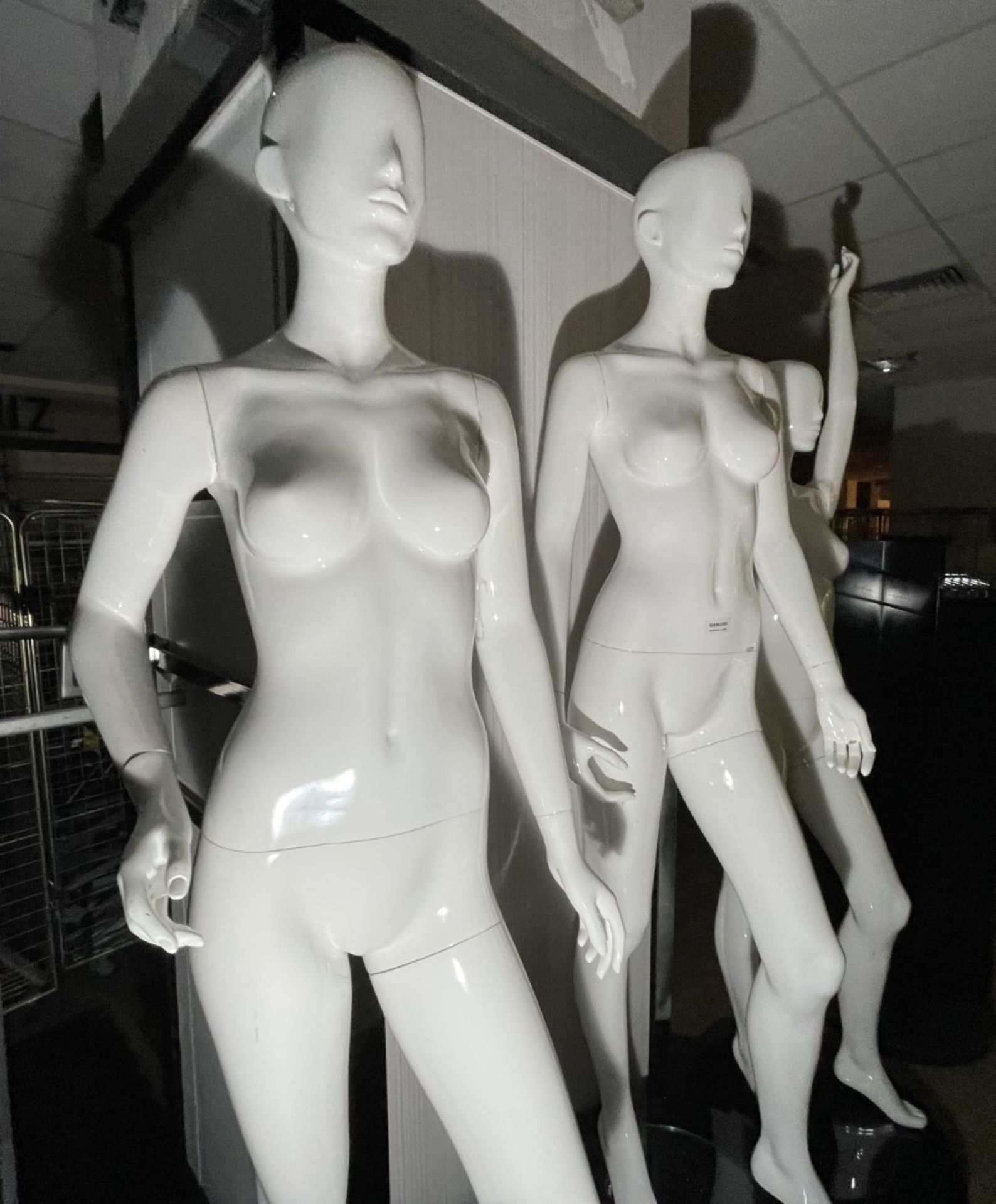 3 x Full Size Female Mannequins on Pedestal Plinth Stands - CL670 - Ref: GEM259 - Location: - Image 9 of 12