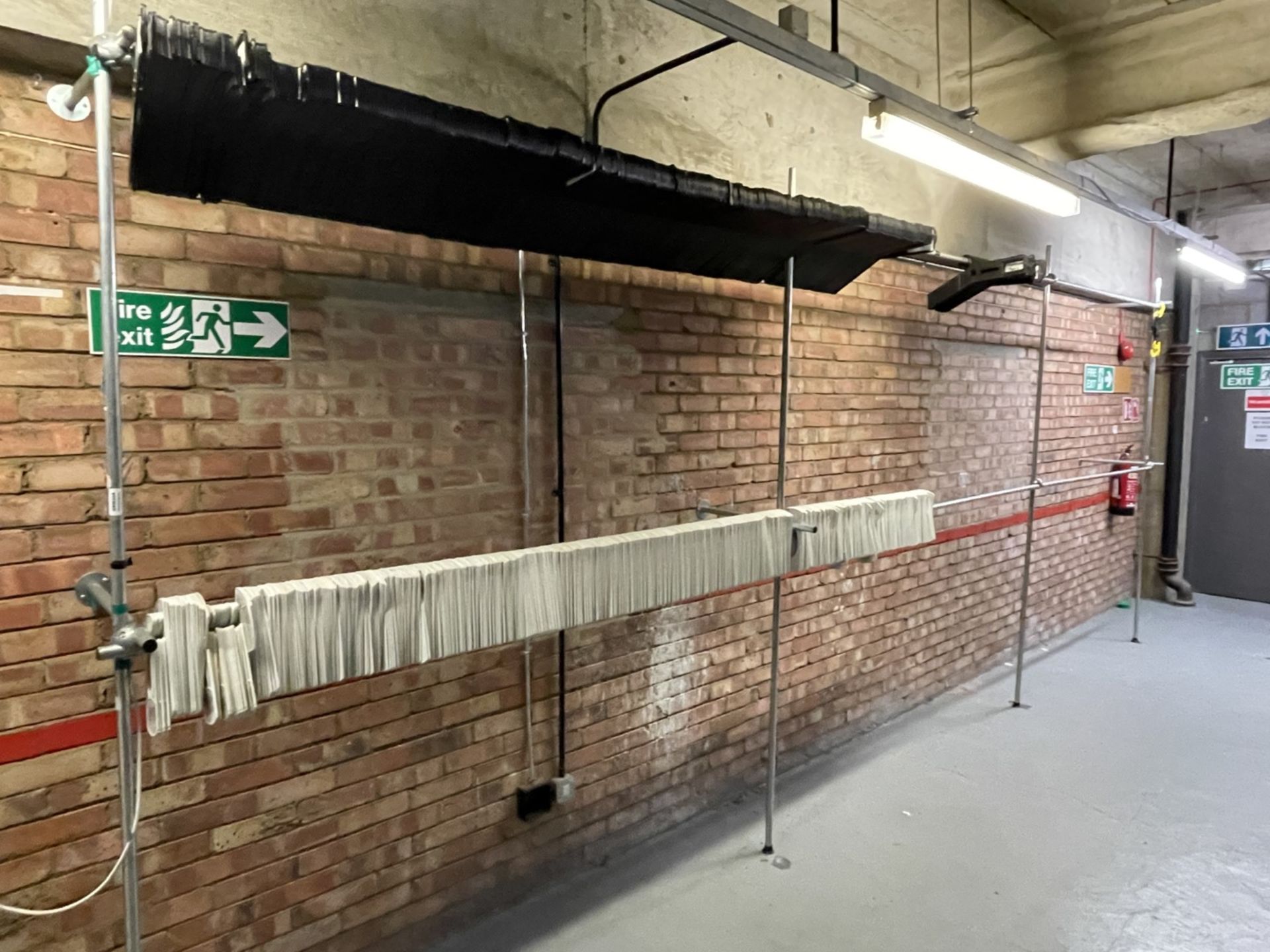 1 x Wall Mounted Warehouse Clothes Rail Stand With Hangers - CL670 - Ref: GEM304 - Location: - Image 2 of 2