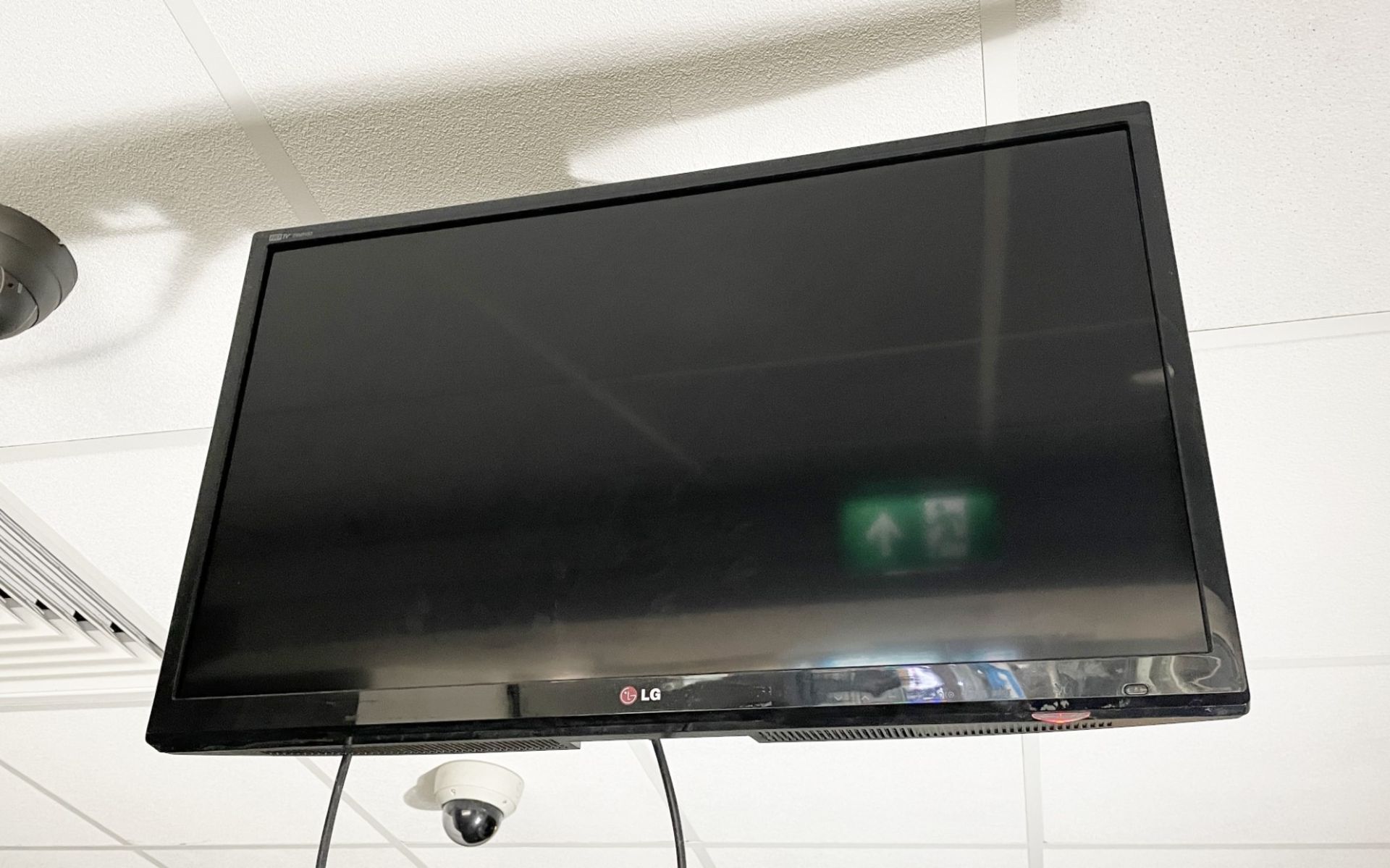 3 x LG 29 Inch LED Monitors With TV Tuners and Ceiling Mounts - CL670 - Ref: GEM205 - Location: - Image 4 of 7