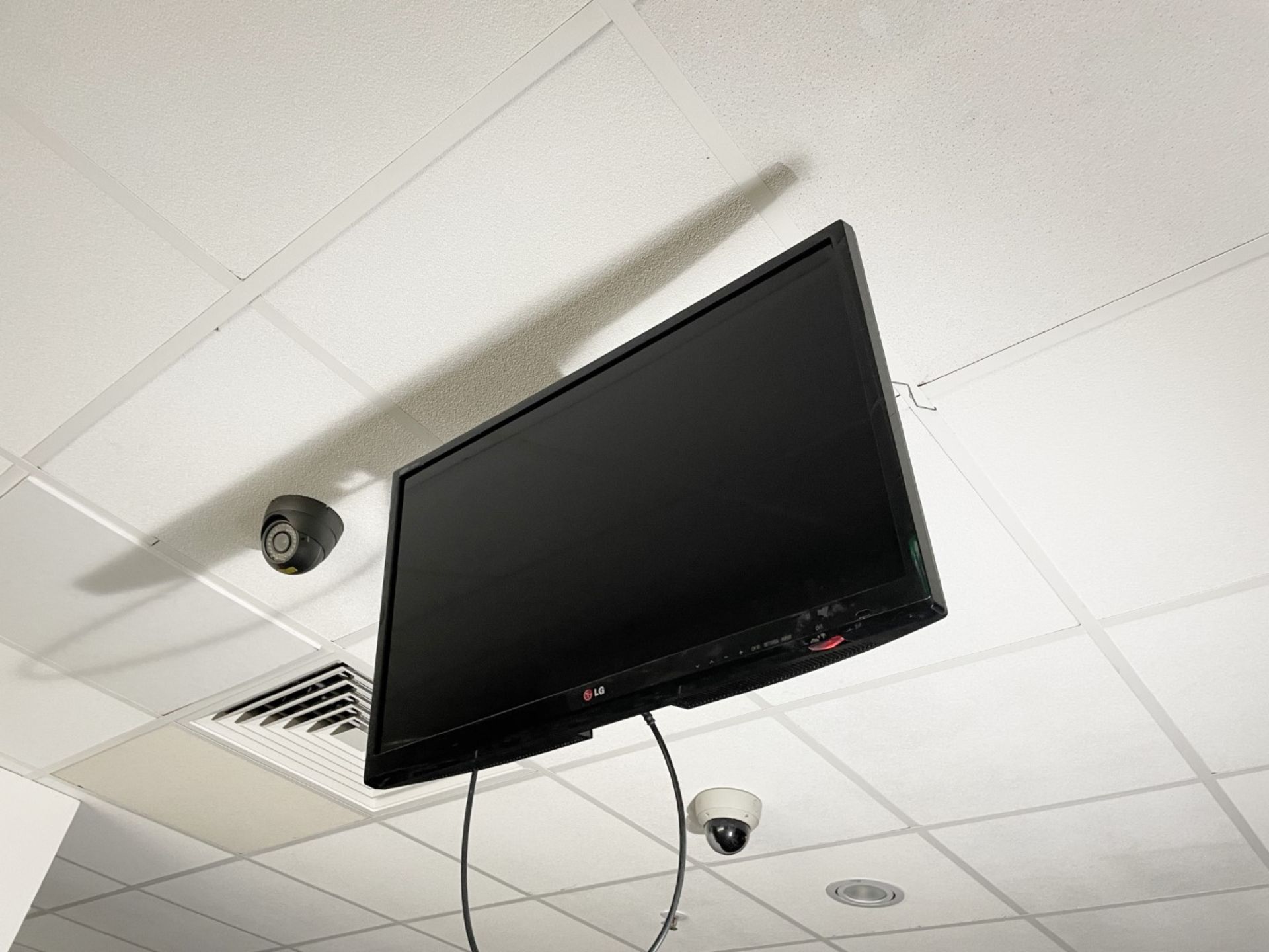 3 x LG 29 Inch LED Monitors With TV Tuners and Ceiling Mounts - CL670 - Ref: GEM205 - Location: - Image 5 of 7