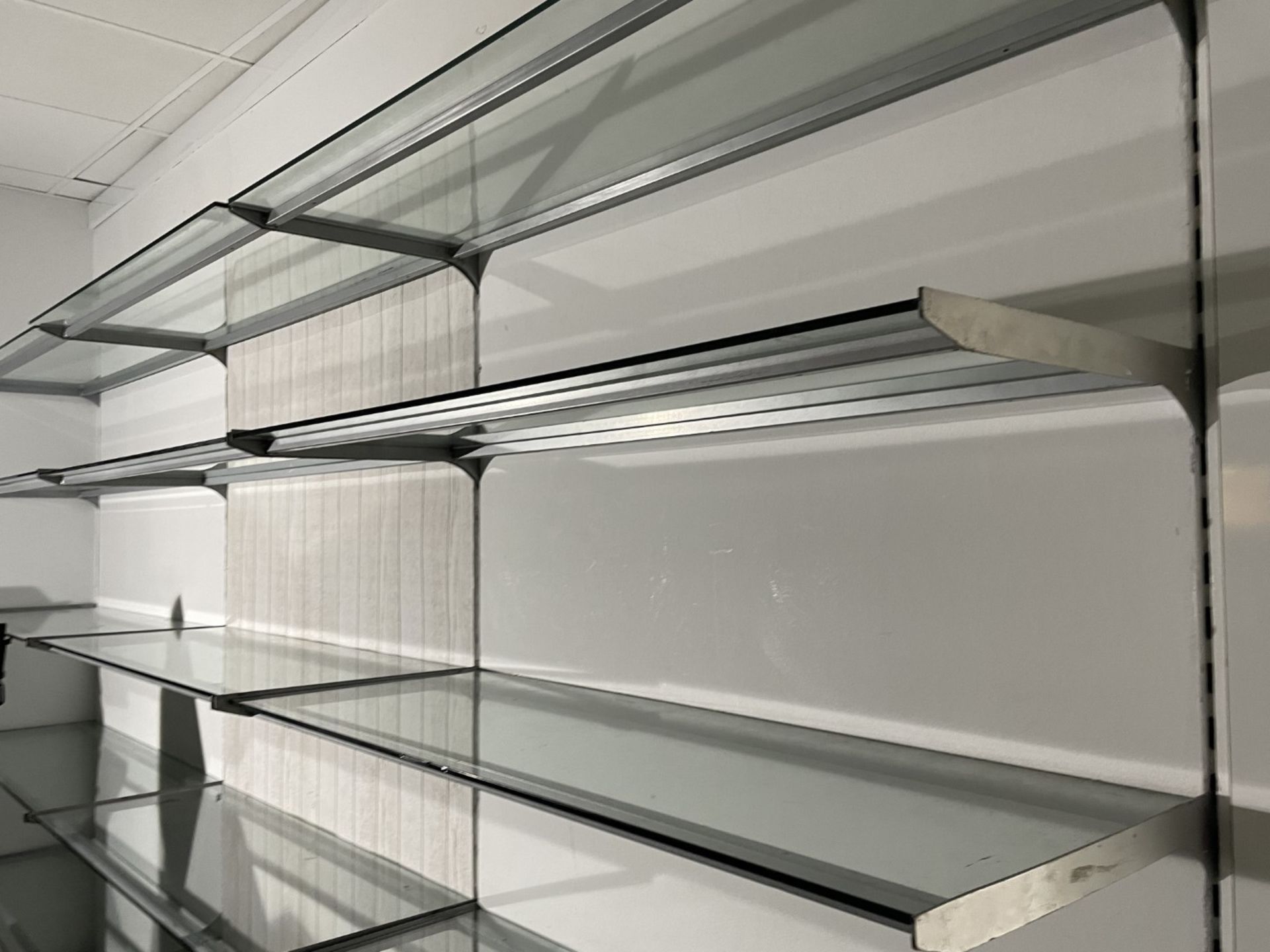 Approx 100 x Glass Wall Display Shelves With Slat Wall Mounting Brackets - CL670 - Ref: GEM271 - - Image 6 of 8