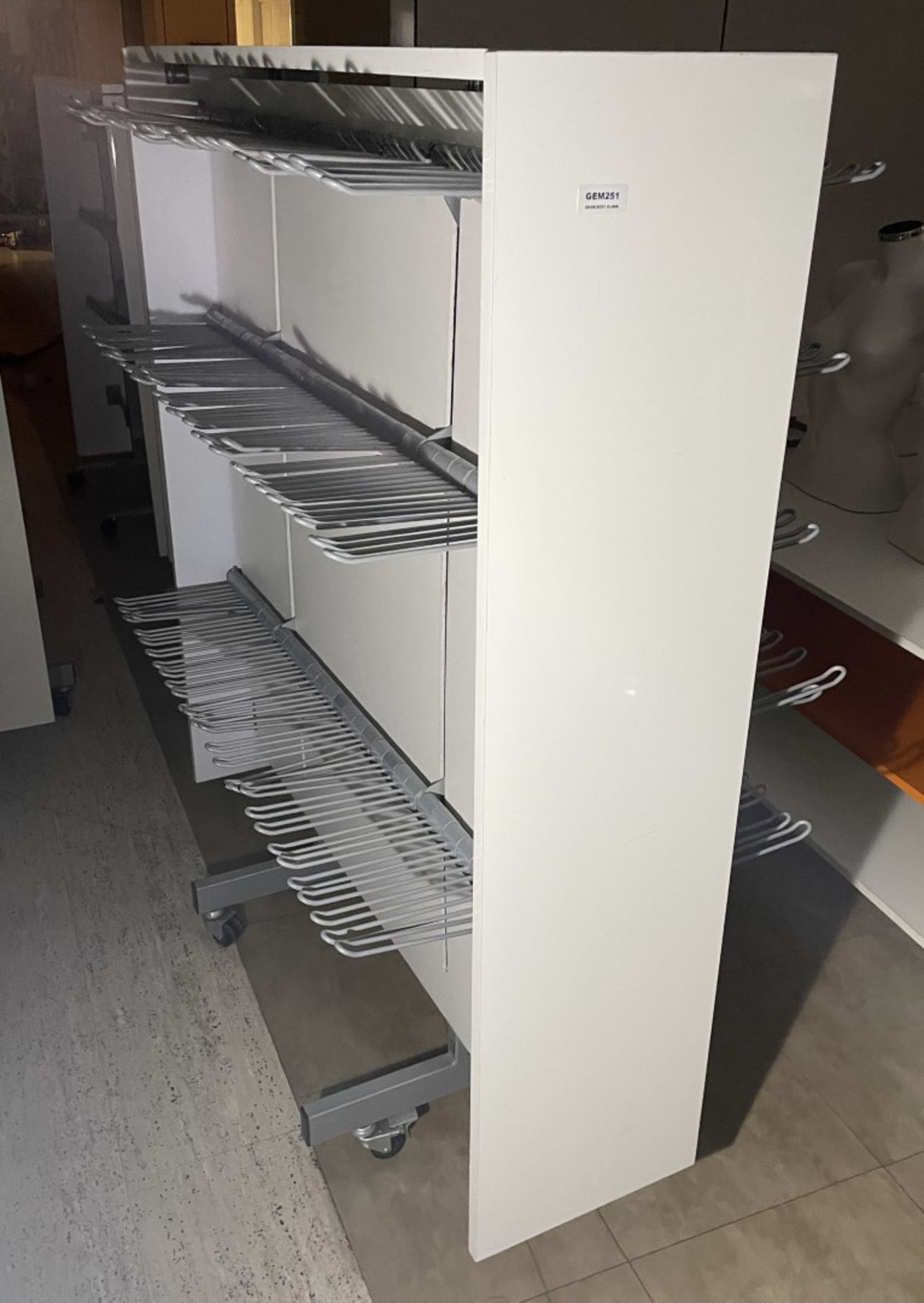 1 x Freestanding Mobile Slat Hanger Rail Unit With Approx 240 x Hanging Rails - CL670 - Ref: - Image 2 of 10