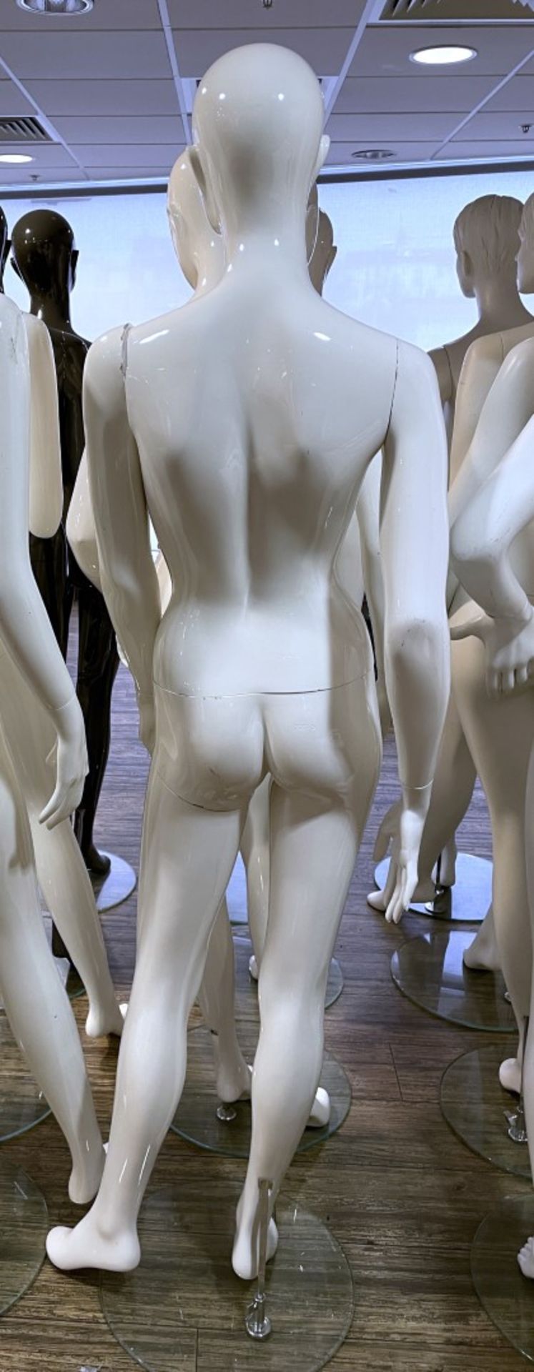 4 x Full Size Female Mannequins on Stands With Gloss Finish - CL670 - Ref: GEM208 - Location: - Image 9 of 9