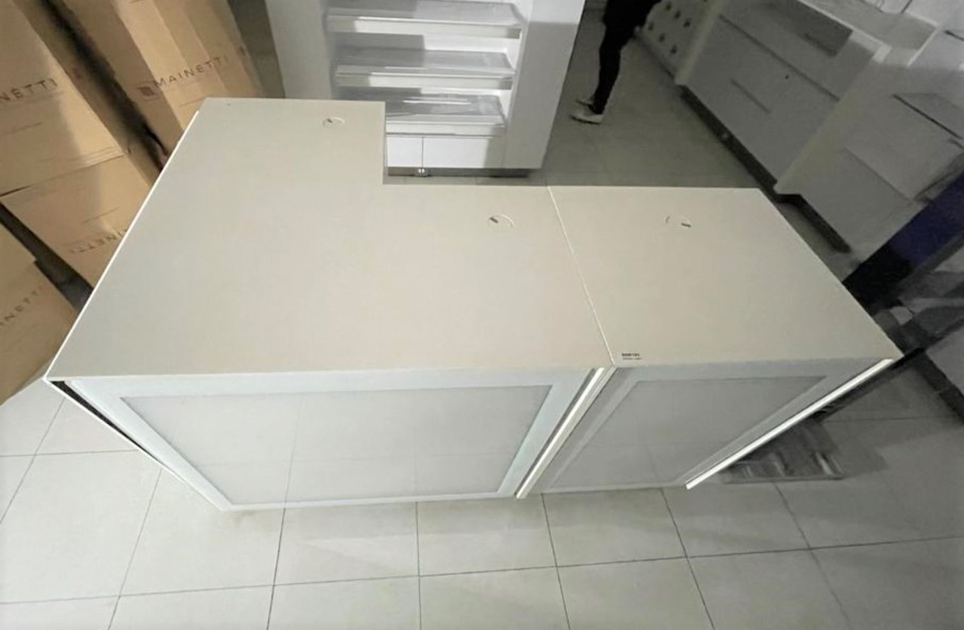 1 x L Shape Retail Counter in White With Advertising Light Boxes and Storage Cabinets With Cable - Image 10 of 19