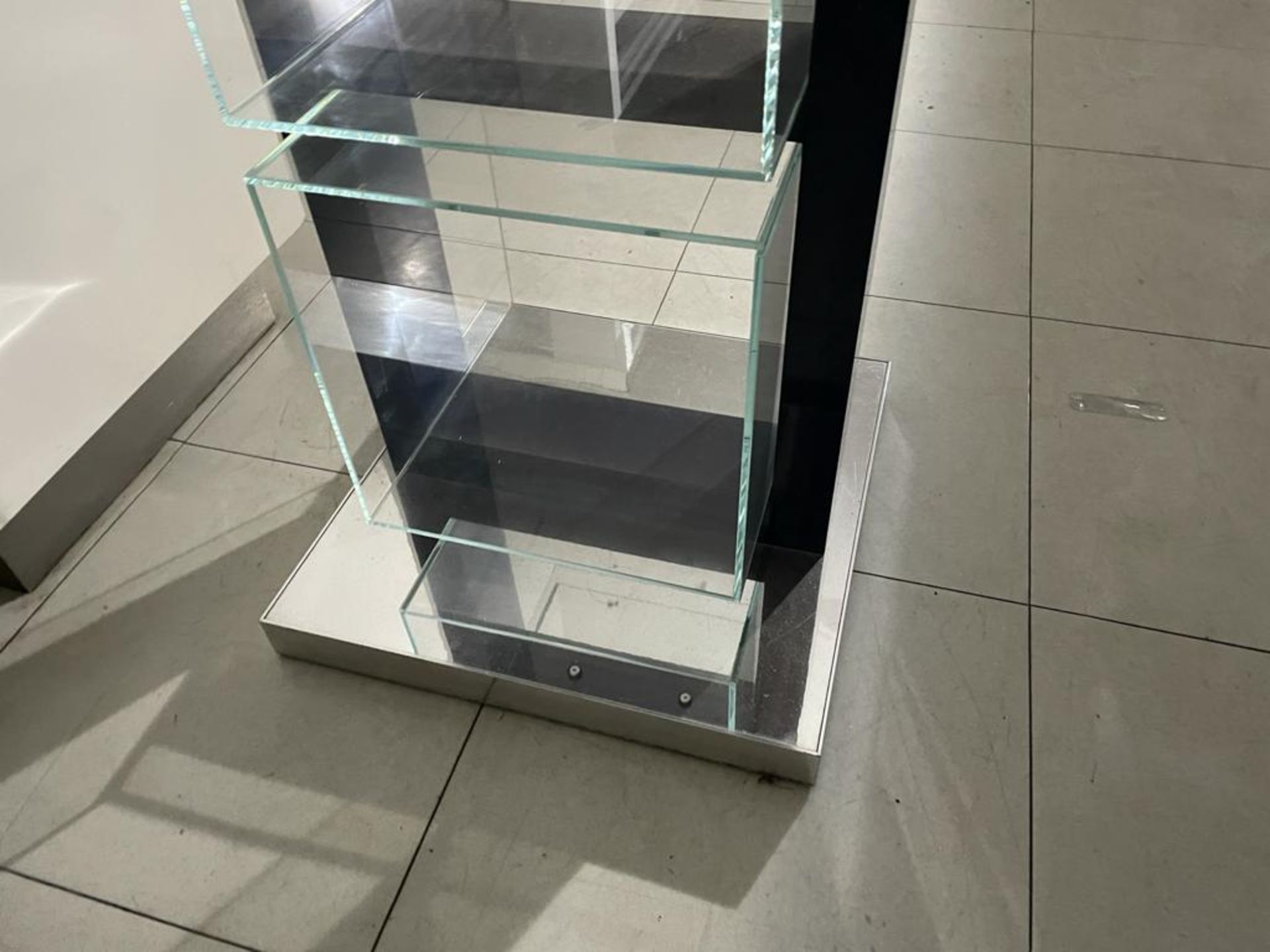 1 x Estee Lauder Free Standing Retail Display Unit With Glass Cube Display Shelves - Size H175 x W49 - Image 6 of 8