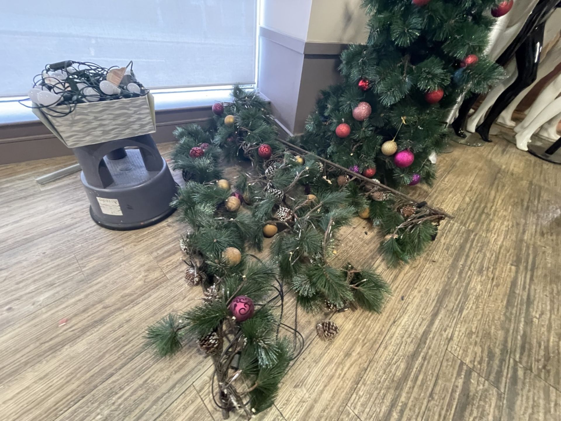 1 x Christmas Tree With Assorted Decorations - CL670 - Ref: GEM213 - Location: Gravesend, DA11 - Image 5 of 10