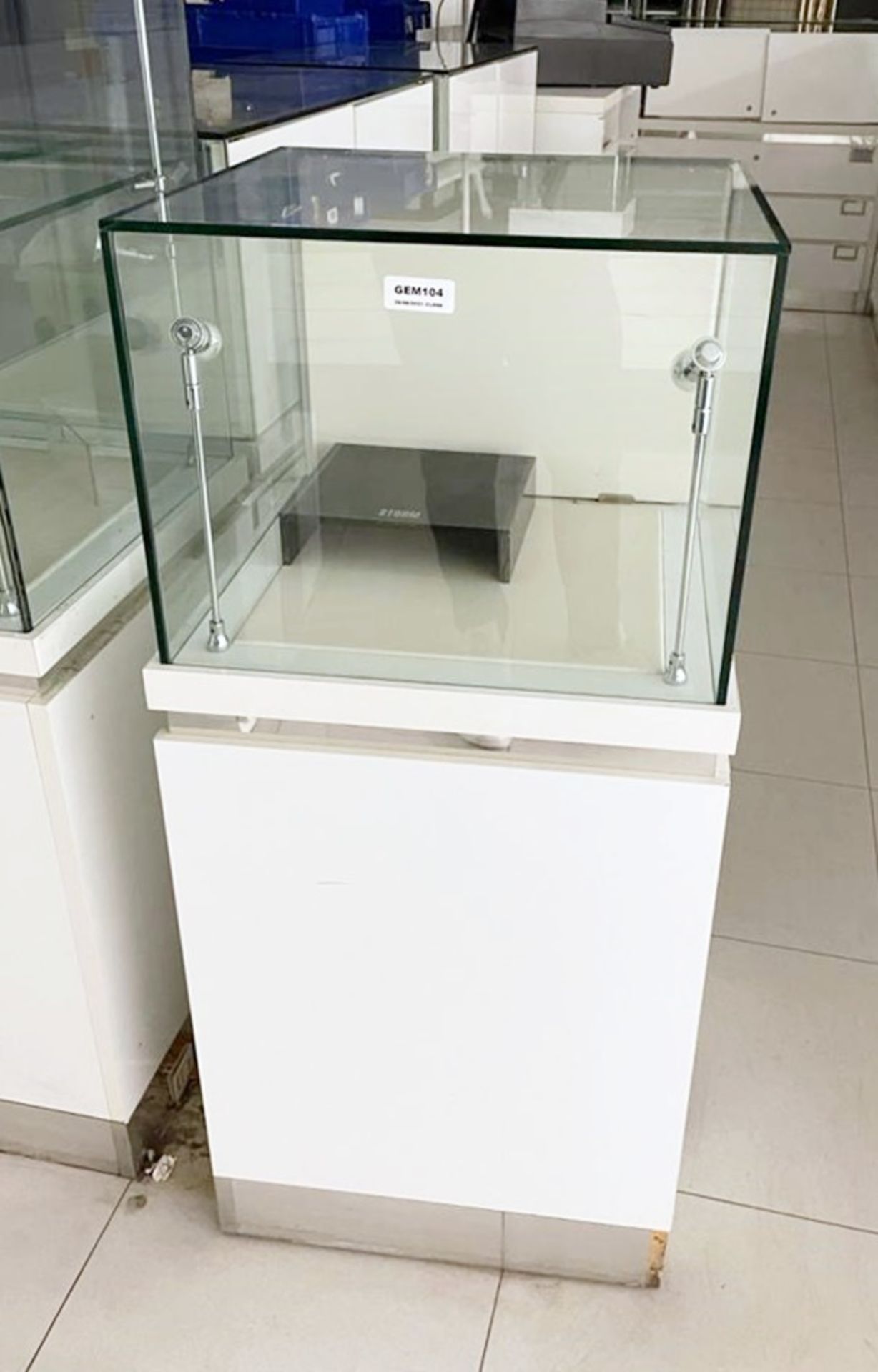 1 x Retail Display Cabinet - Features White Finish, Safety Glass, Internal Spotlights, Rear Lockable - Image 4 of 7