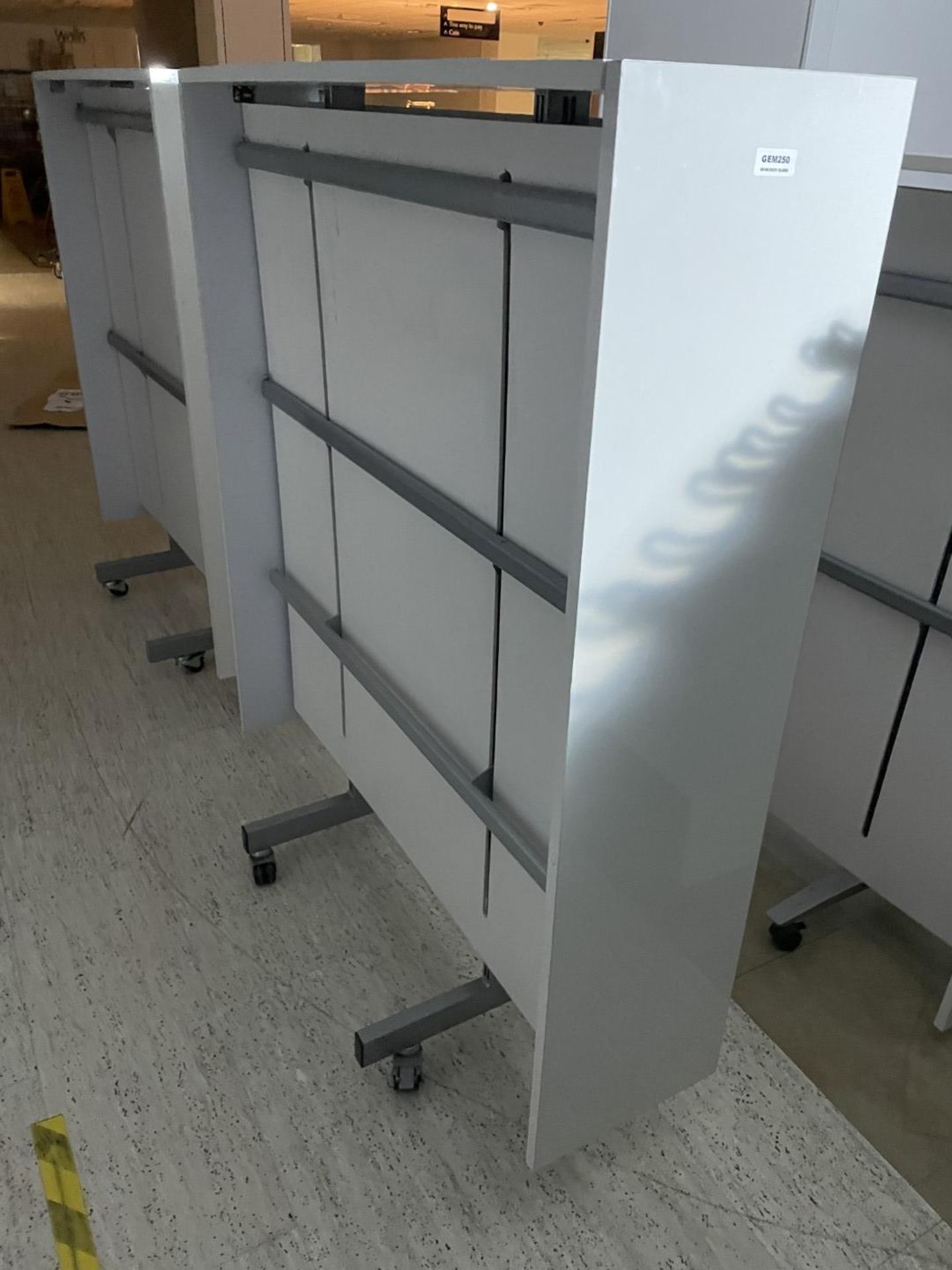 2 x Freestanding Retail Clothes Display Stands - CL670 - Ref: GEM250 - Location: Gravesend, DA11 - Image 3 of 4