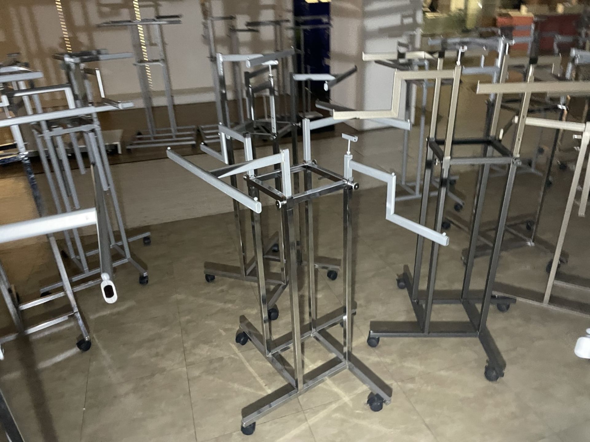 10 x Retail Display Clothes Rails Stands With Four Stepped Arm Rails - CL670 - Ref: GEM247A - - Image 7 of 12