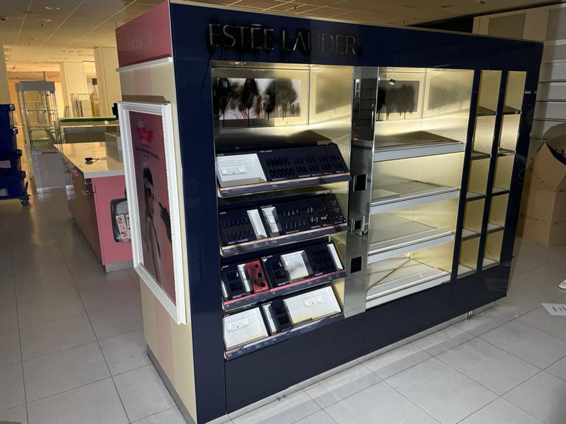 1 x Estee Lauder / Benefit Retail Display Island With Large Illuminated Poster Light Box Ends - Size - Image 18 of 21