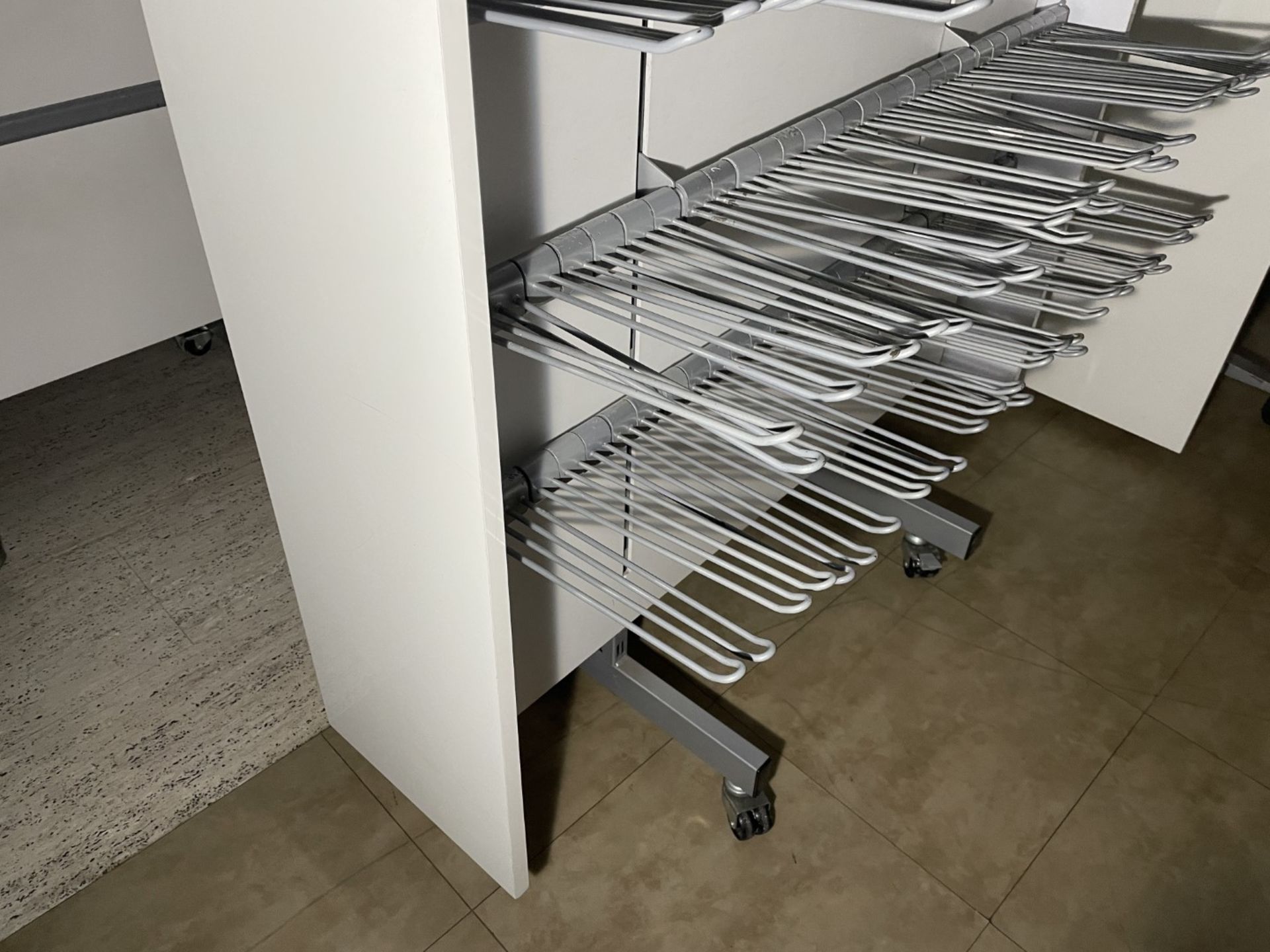 1 x Freestanding Mobile Slat Hanger Rail Unit With Approx 240 x Hanging Rails - CL670 - Ref: - Image 8 of 10