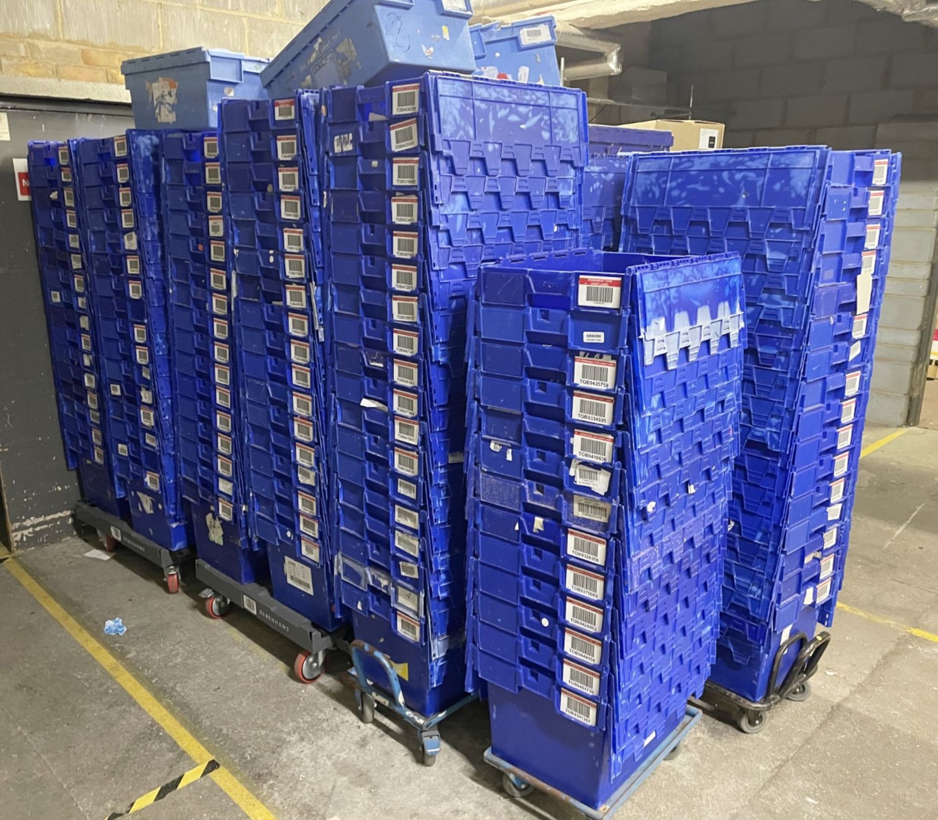 Approximately 80 x Storage Tote Boxes With Lids - CL670 - Ref: GEM280A - Location: Gravesend, DA11