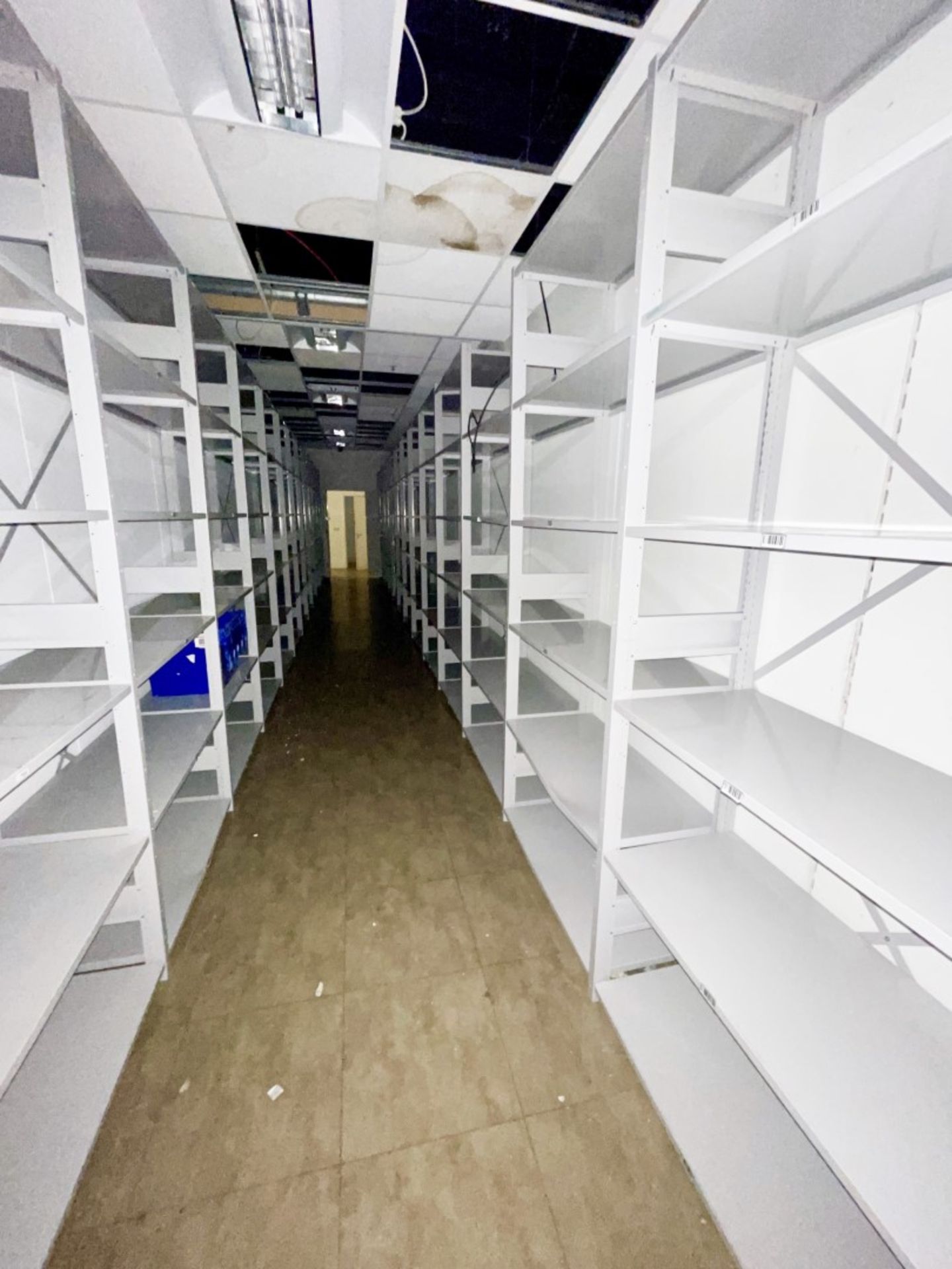 26 x Bays of Warehouse Store Shelving - Includes 28 x 250x46cm Uprights and 150 x 97x45cm - Image 13 of 14