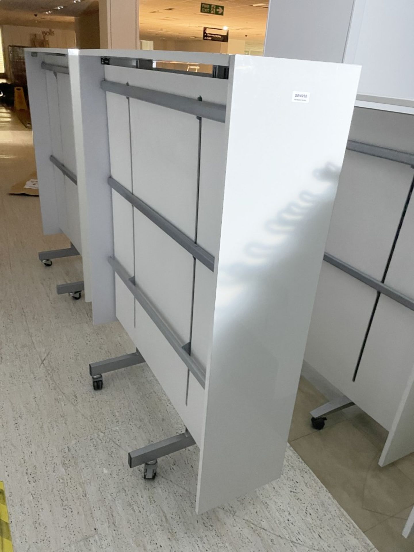 2 x Freestanding Retail Clothes Display Stands - CL670 - Ref: GEM250 - Location: Gravesend, DA11 - Image 4 of 4