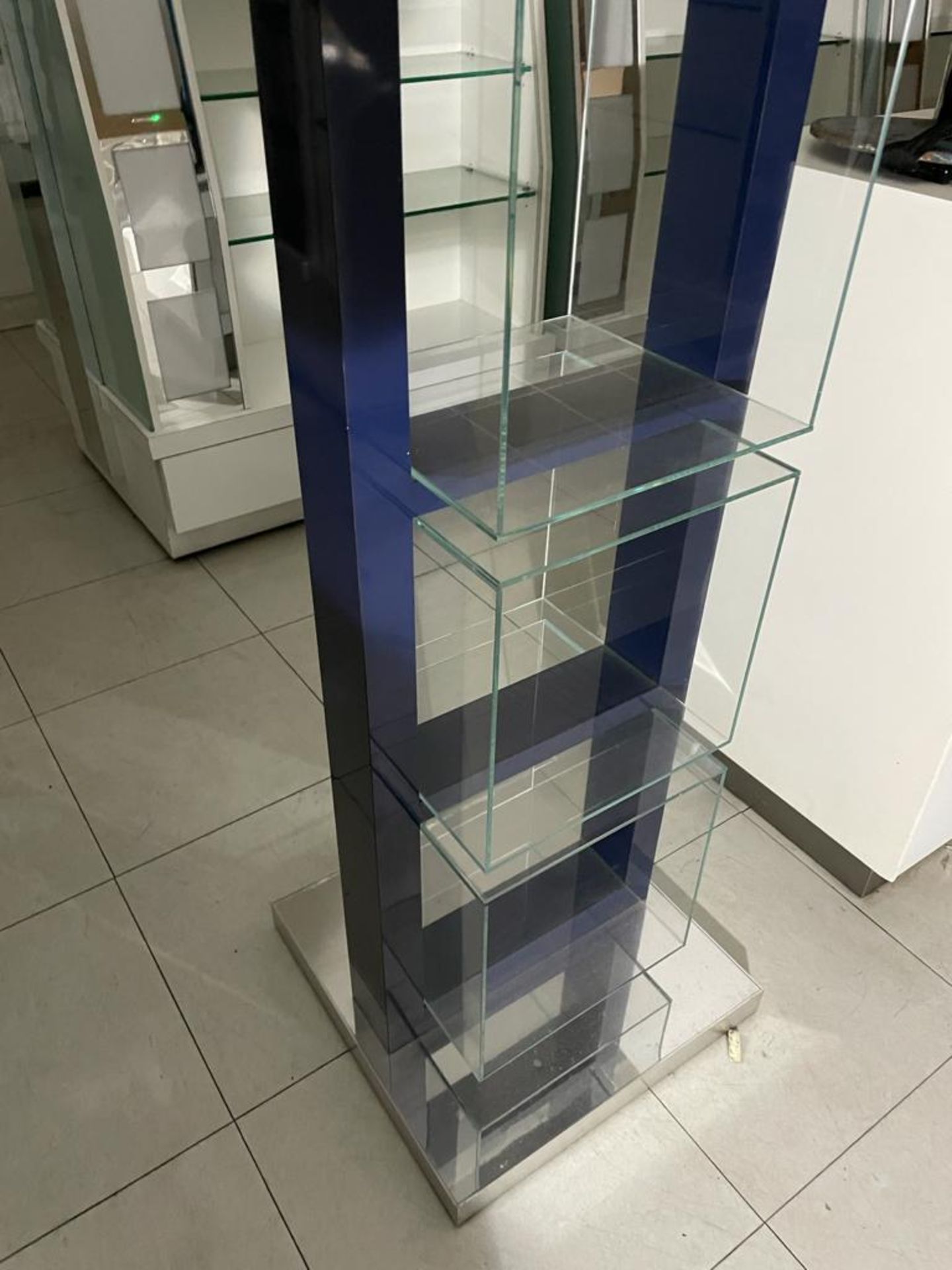 1 x Estee Lauder Free Standing Retail Display Unit With Glass Cube Display Shelves - Size H175 x W49 - Image 2 of 8