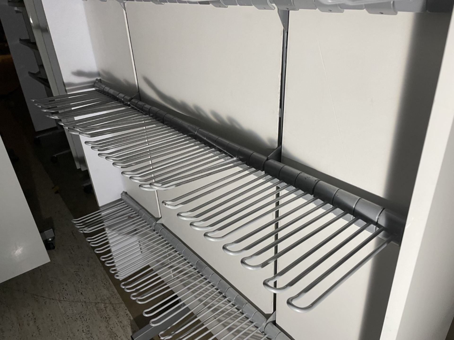 1 x Freestanding Mobile Slat Hanger Rail Unit With Approx 240 x Hanging Rails - CL670 - Ref: - Image 5 of 10