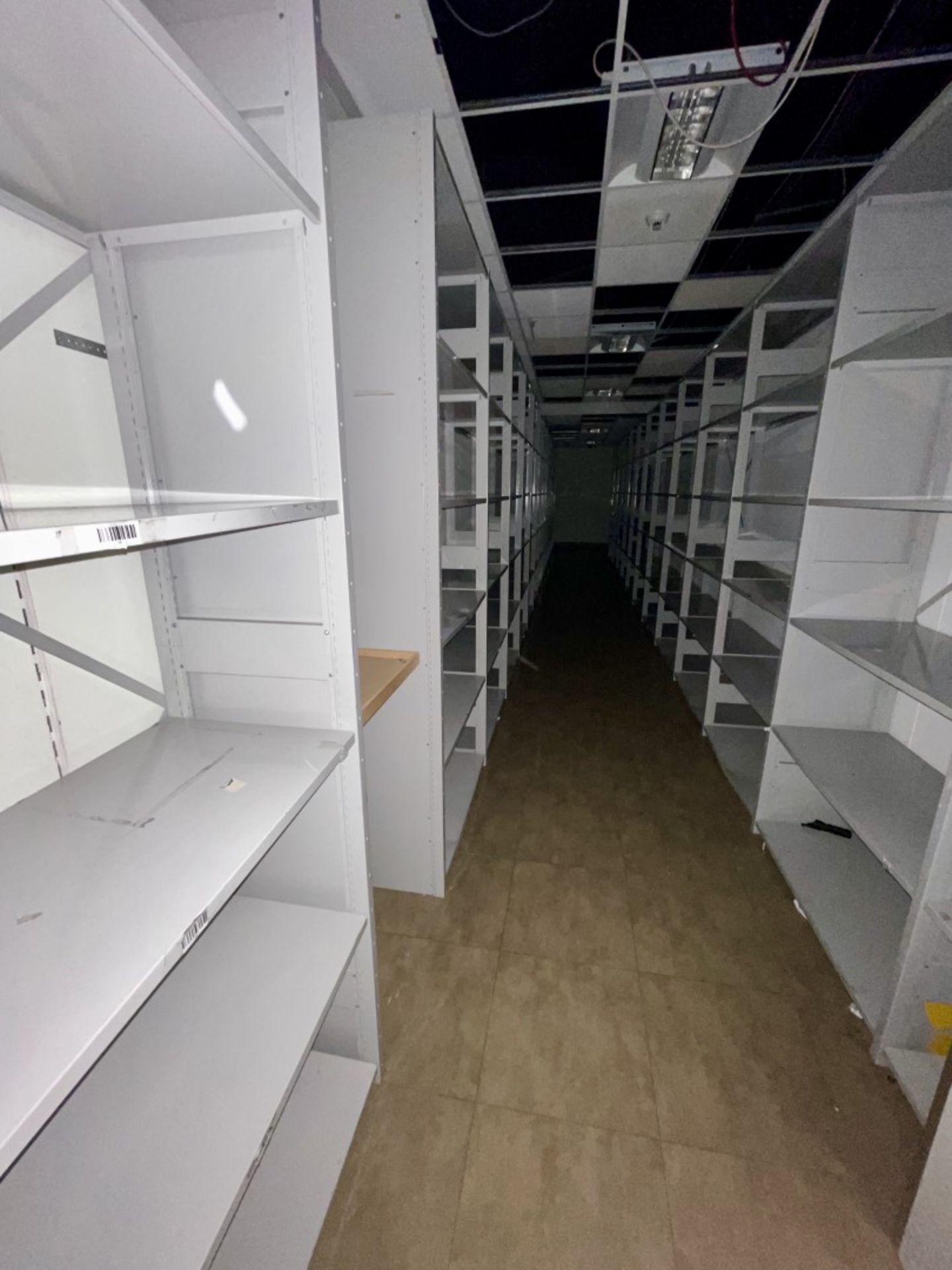 26 x Bays of Warehouse Store Shelving - Includes 28 x 250x46cm Uprights and 150 x 97x45cm - Image 4 of 14