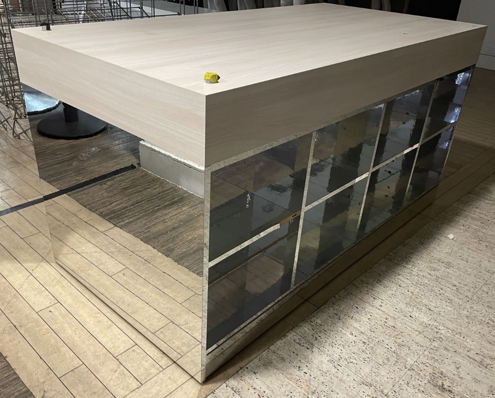 1 x Retail Display Island With Ash Wooden Top and Mirrored Side Shelves and Panels - Size 82 x - Image 4 of 6