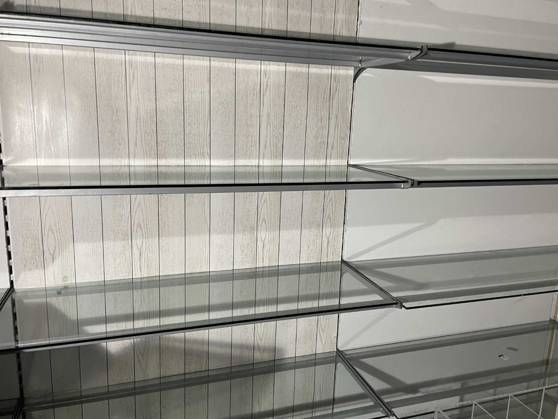 Approx 100 x Glass Wall Display Shelves With Slat Wall Mounting Brackets - CL670 - Ref: GEM271 - - Image 8 of 8