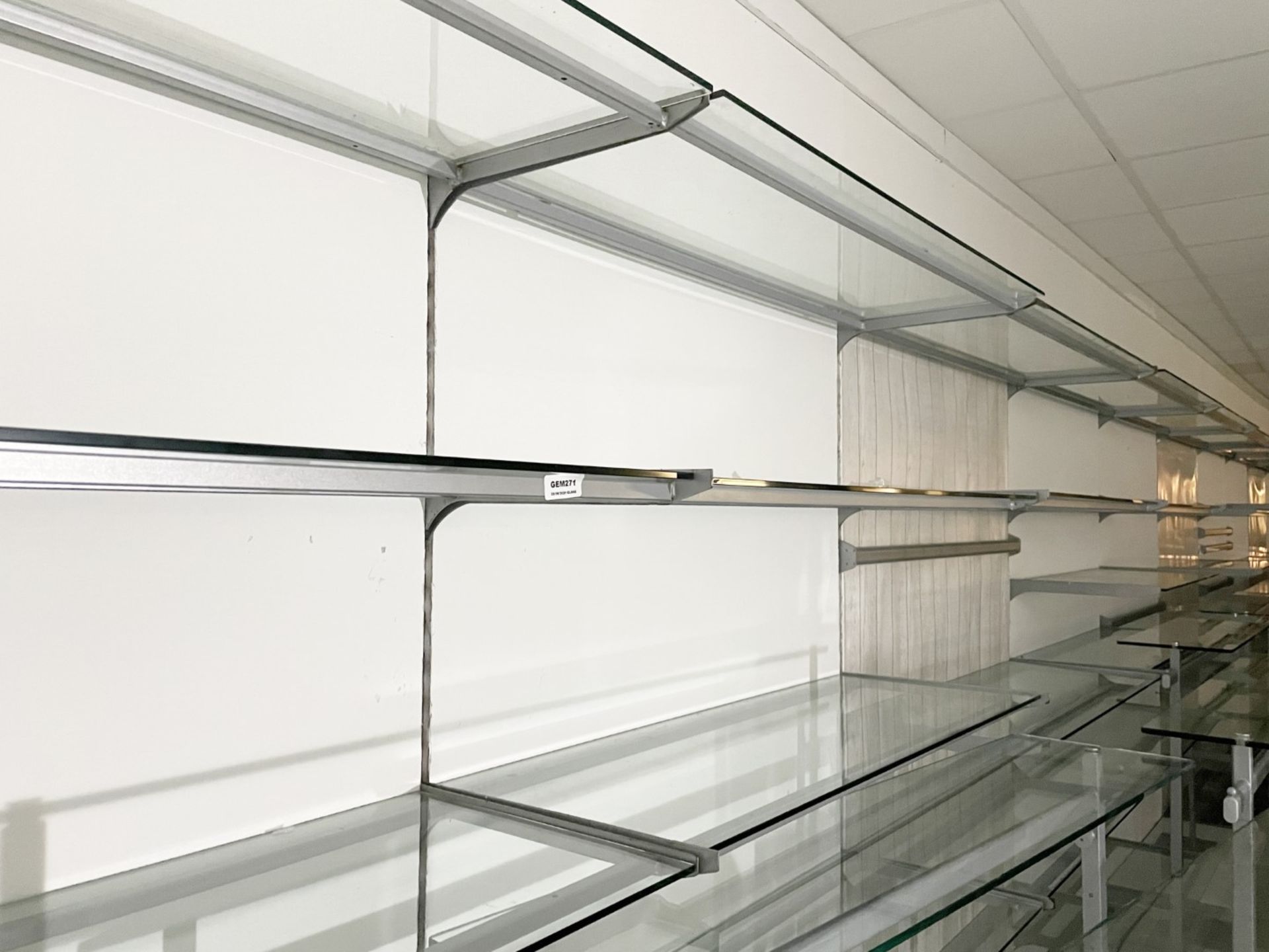 Approx 100 x Glass Wall Display Shelves With Slat Wall Mounting Brackets - CL670 - Ref: GEM271 - - Image 2 of 8