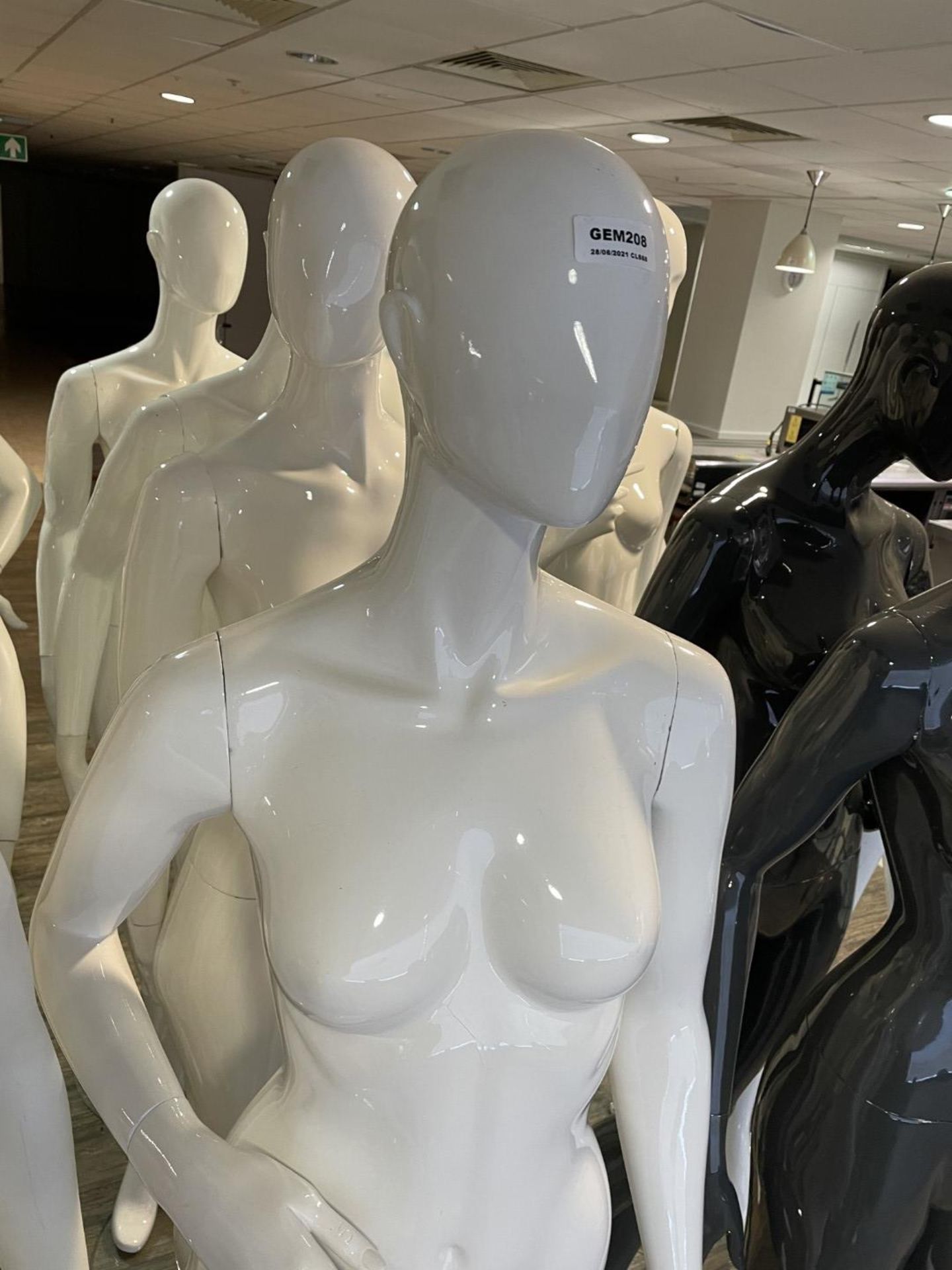 4 x Full Size Female Mannequins on Stands With Gloss Finish - CL670 - Ref: GEM208 - Location: - Image 7 of 9