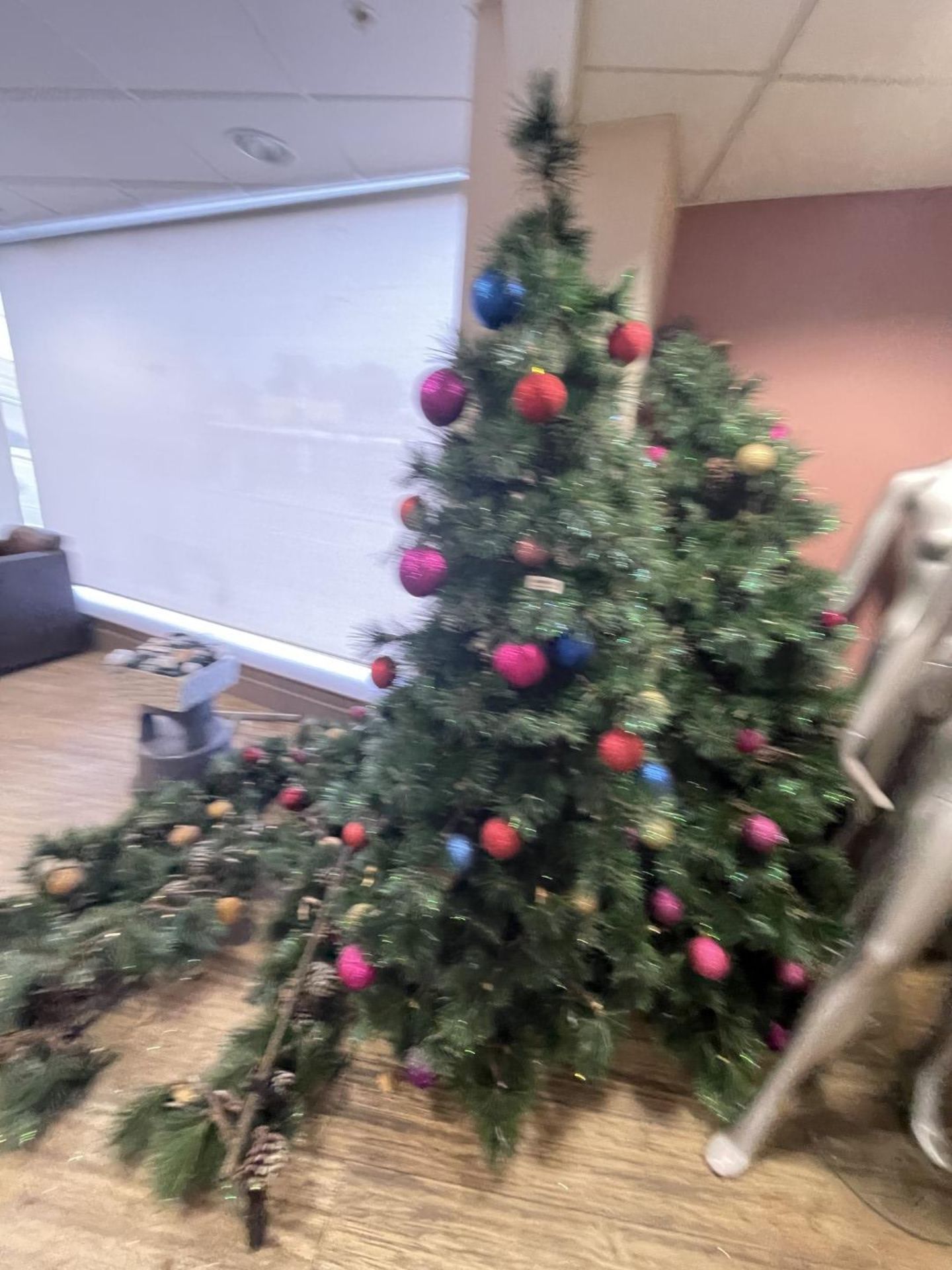 1 x Christmas Tree With Assorted Decorations - CL670 - Ref: GEM213 - Location: Gravesend, DA11 - Image 10 of 10