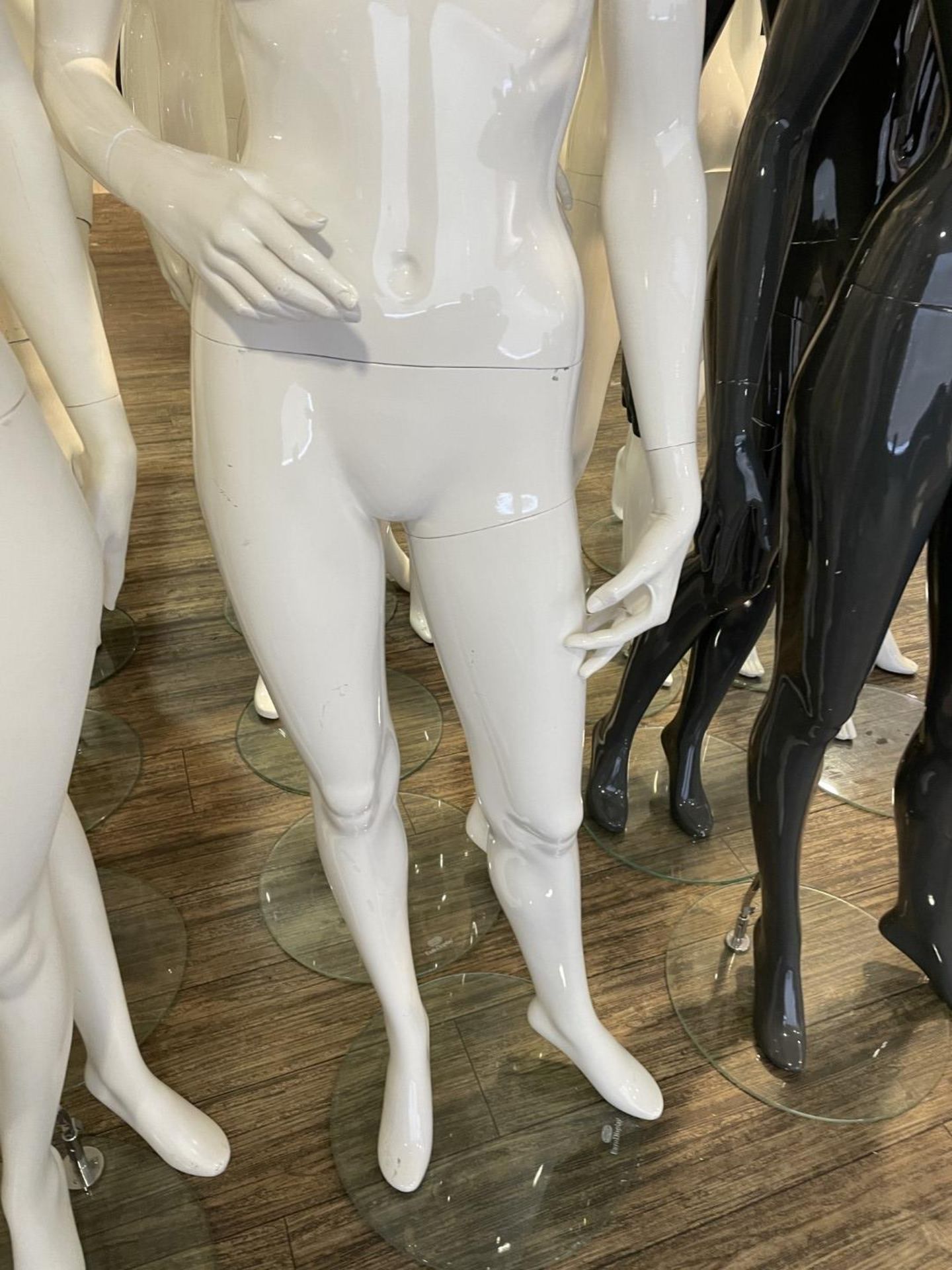 4 x Full Size Female Mannequins on Stands With Gloss Finish - CL670 - Ref: GEM208 - Location: - Image 8 of 9