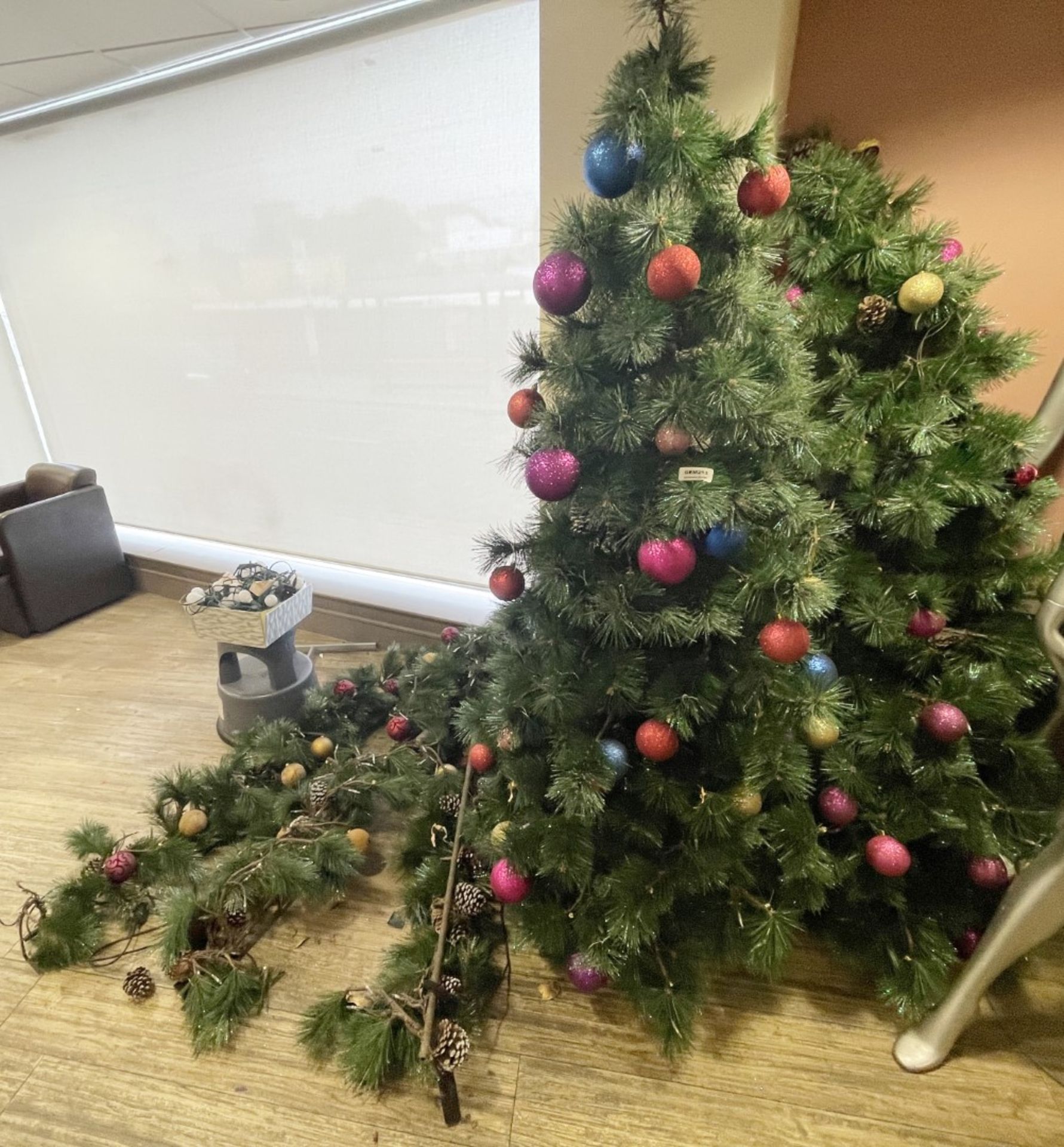 1 x Christmas Tree With Assorted Decorations - CL670 - Ref: GEM213 - Location: Gravesend, DA11