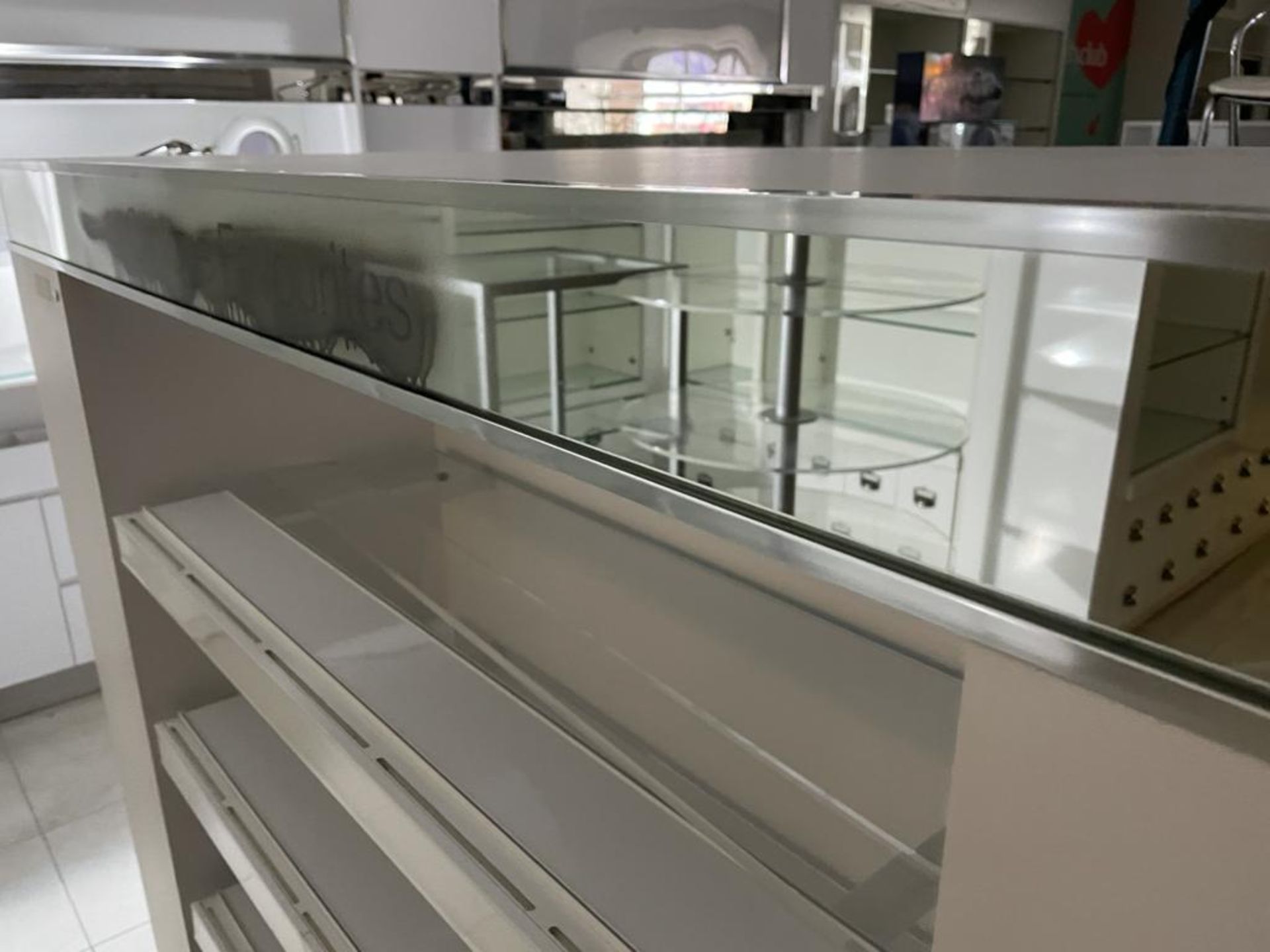 1 x Retail Four Sided Display Island With Shelves, Storage Drawers and Mirrored Panels - Size H150 x - Image 2 of 10