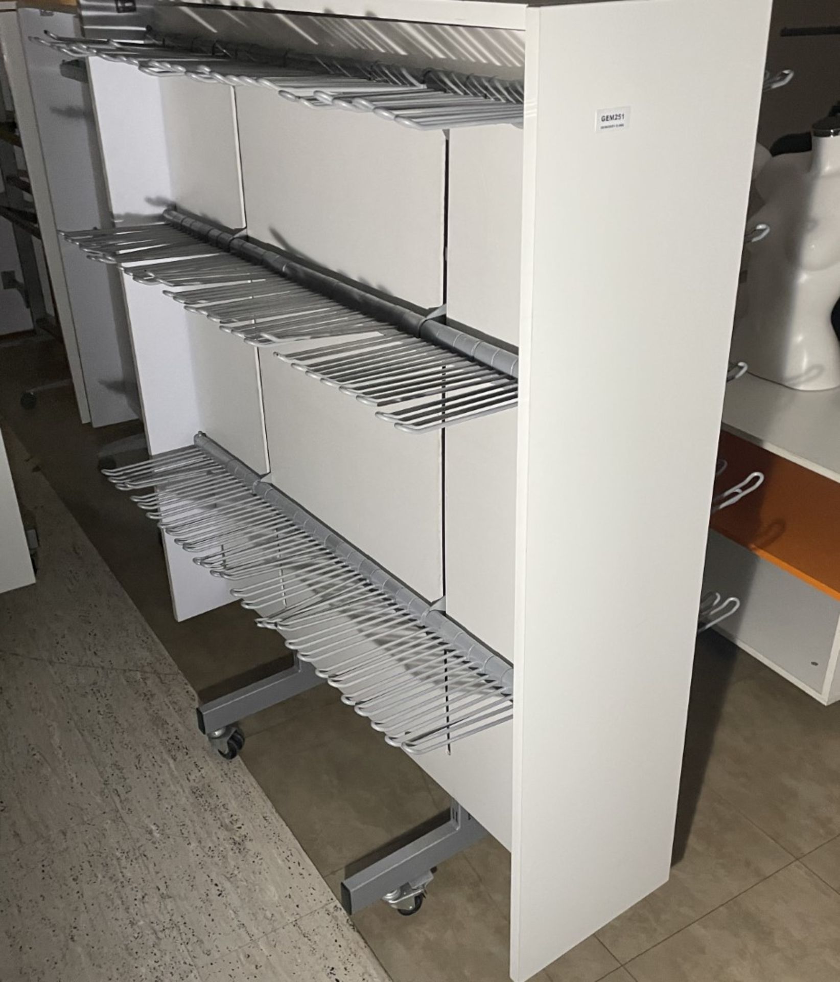 1 x Freestanding Mobile Slat Hanger Rail Unit With Approx 240 x Hanging Rails - CL670 - Ref: - Image 3 of 10