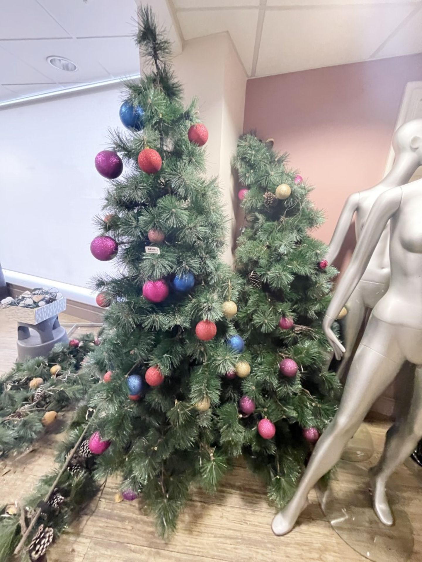 1 x Christmas Tree With Assorted Decorations - CL670 - Ref: GEM213 - Location: Gravesend, DA11 - Image 3 of 10
