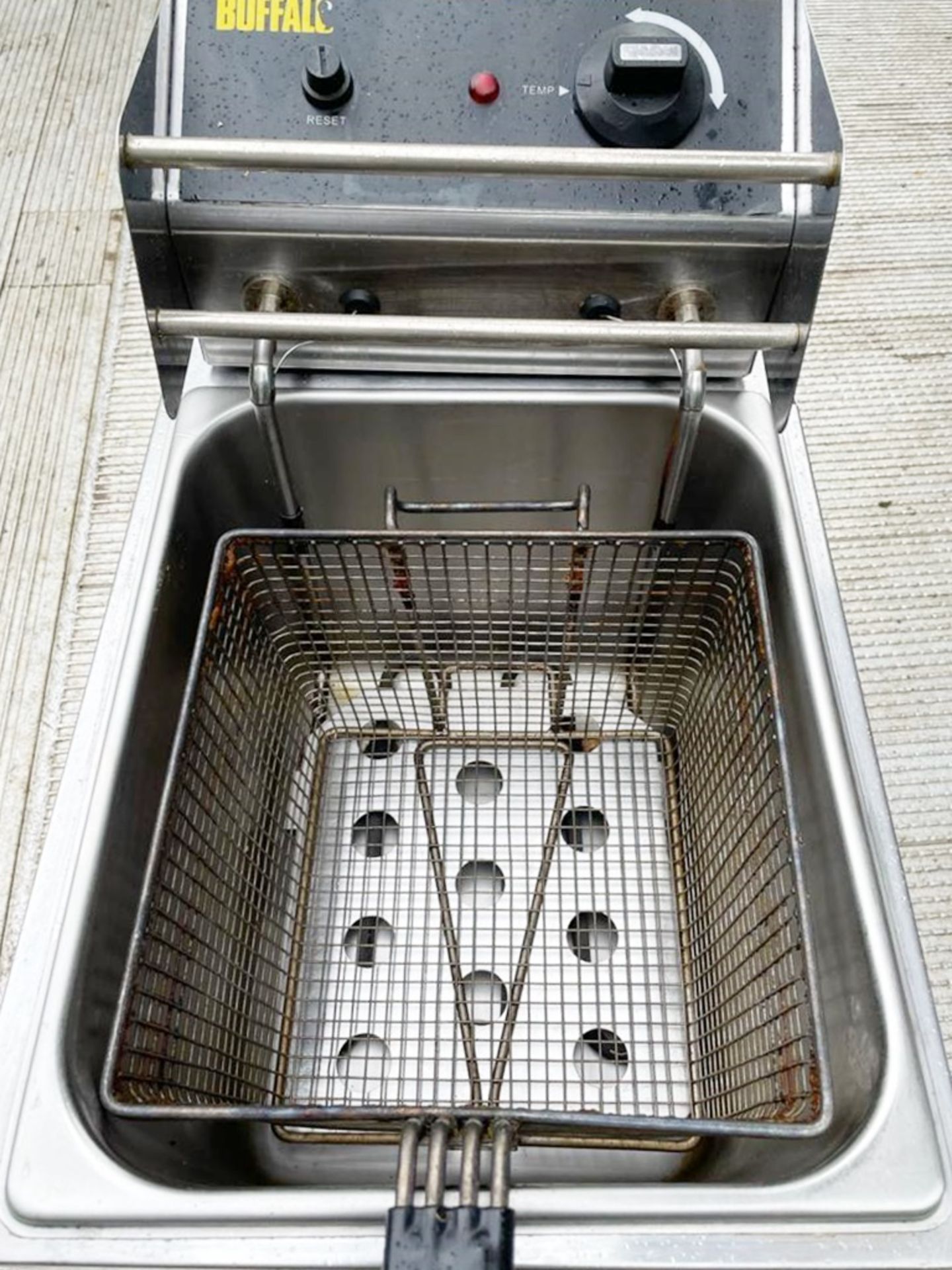 1 x Buffalo Countertop Single Basket Fryer With Single Basket and Stainless Steel Finish - 240v - - Image 2 of 2