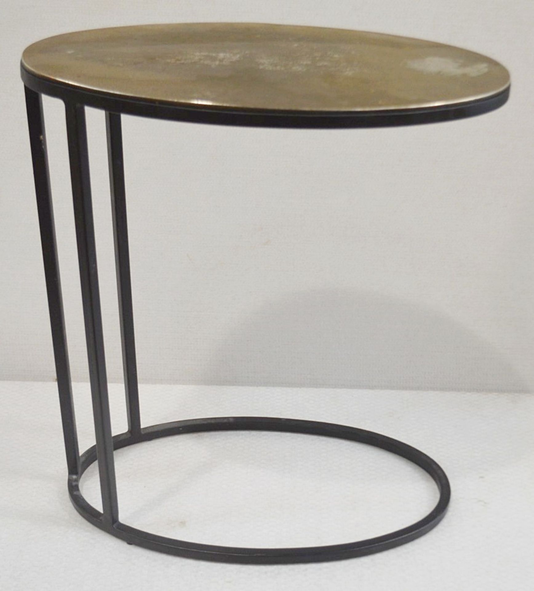 A Pair Of Elegant Oval Shaped Side Tables With Slim Metal Bases And Textured Brass Finish - - Image 4 of 4