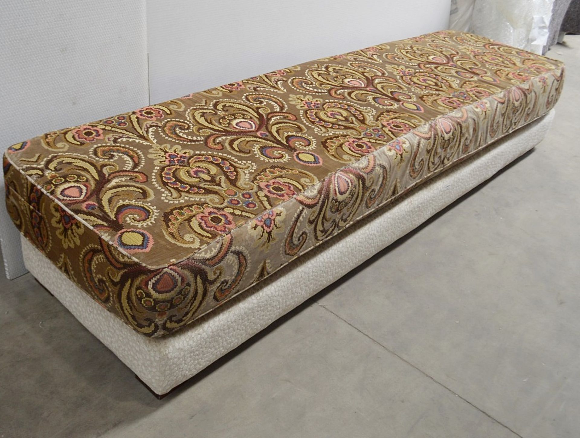 1 x Impressive 9ft Long Moroccan-style Seating Bench With Matching Footstool And 6 x Scatter - Image 6 of 9