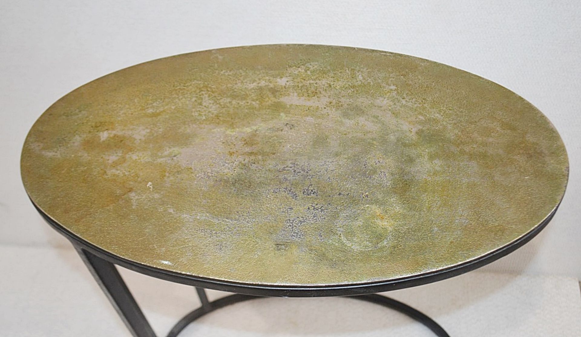 1 x Elegant Oval Shaped Side Table With A Slim Metal Base And Brass Finish - Dimensions: H59 x W28 x - Image 4 of 4