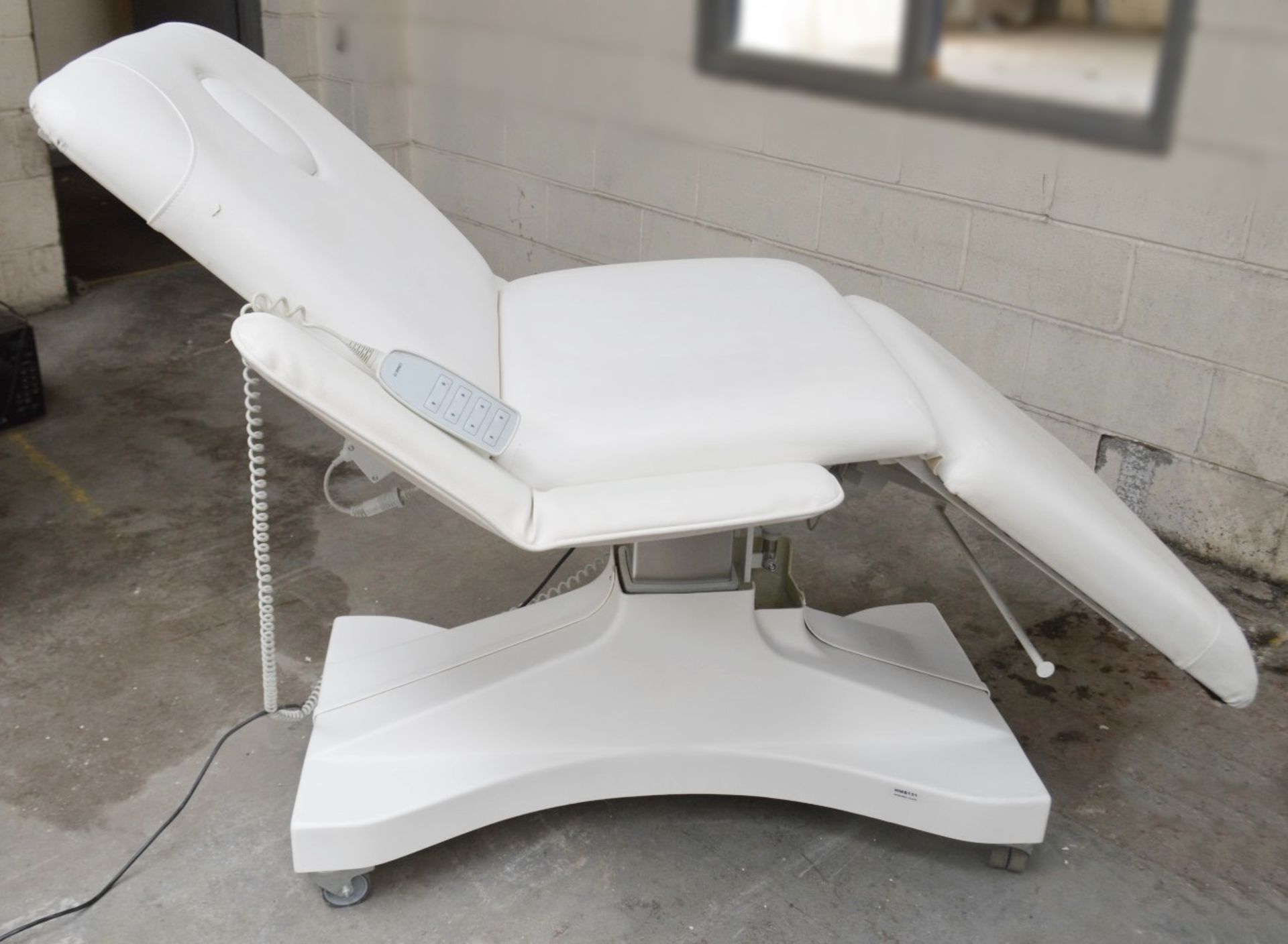 1 x Professional Electric-Hydraulic Massage Table With LINAK 4-Function Remote Control - Ref: HMS131 - Image 6 of 16