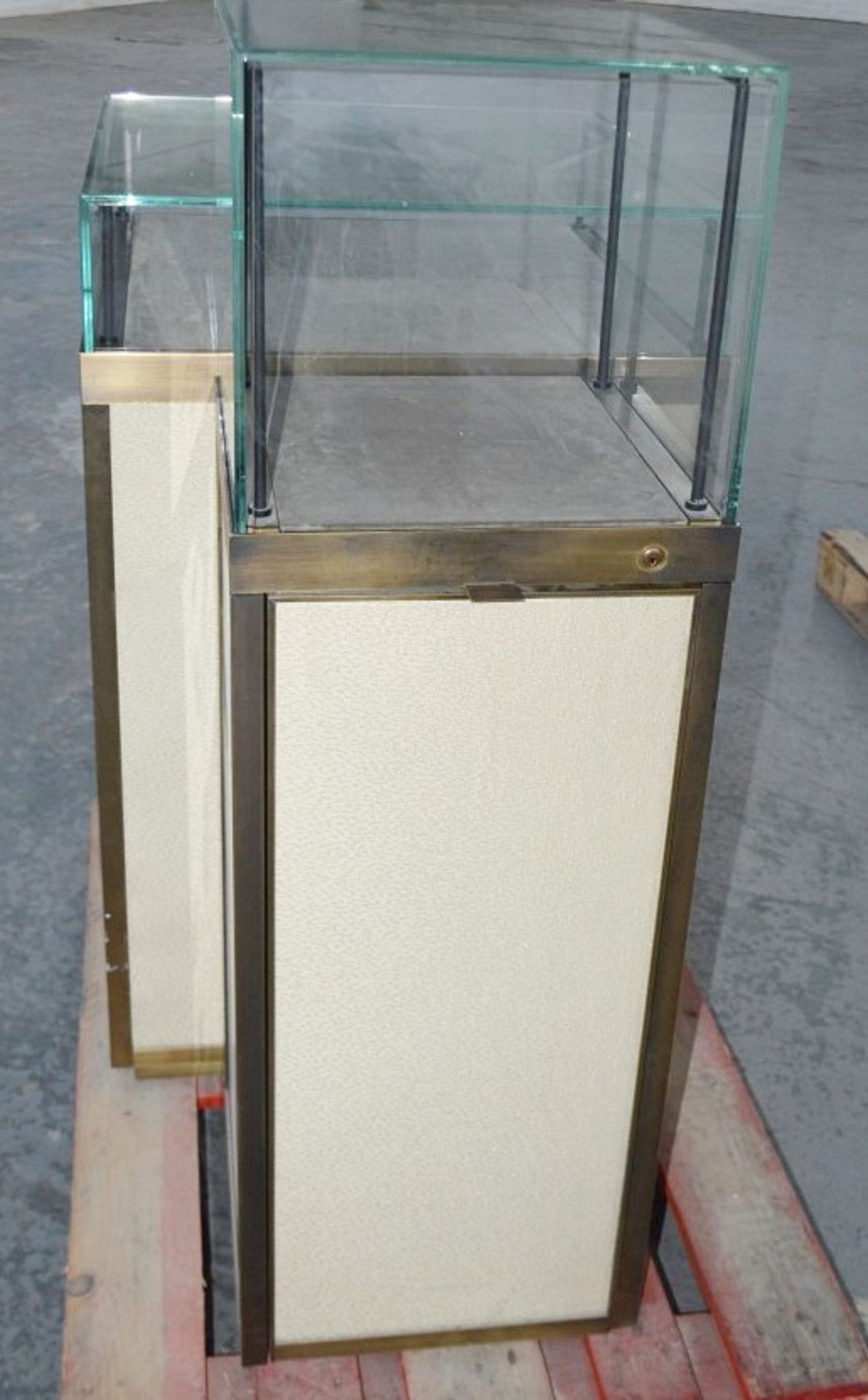 1 x Luxury Double Cabinet Glass Display Case - Dimensions: H124 x W100 x D65cm - Ex-Showroom Piece - Image 3 of 9