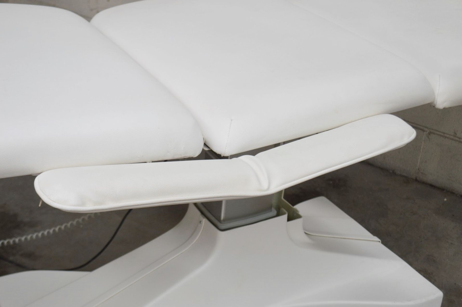 1 x Professional Electric-Hydraulic Massage Table With LINAK 4-Function Remote Control - Ref: HMS131 - Image 9 of 16