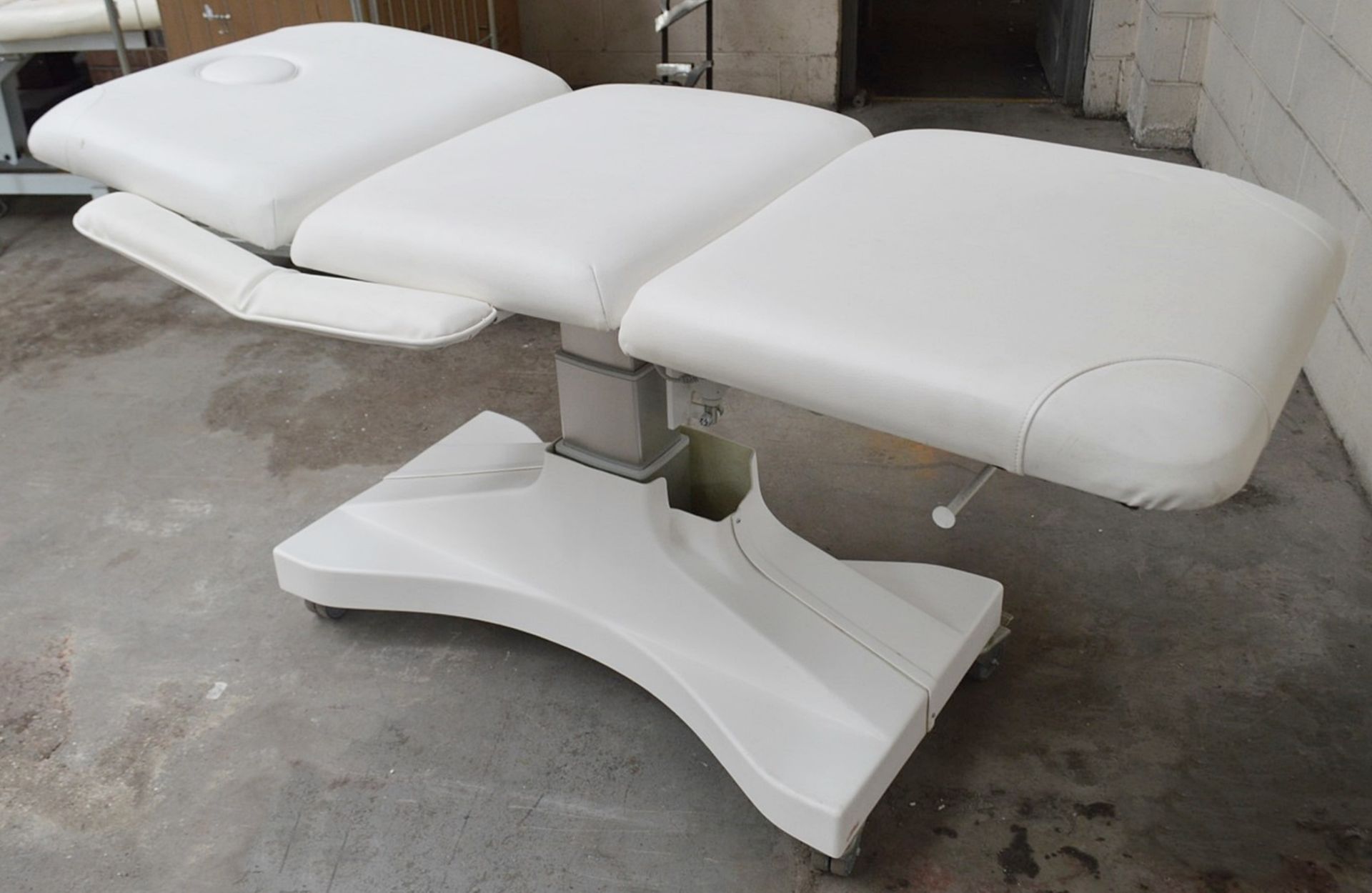 1 x Professional Electric-Hydraulic Massage Table With LINAK 4-Function Remote Control - Ref: HMS131