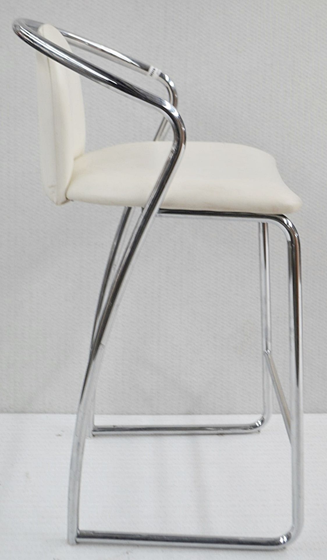 7 x Upholstered Salon / Beauty Counter Stools In Light Cream And Chrome - Dimensions: W47 x D50 x - Image 2 of 4