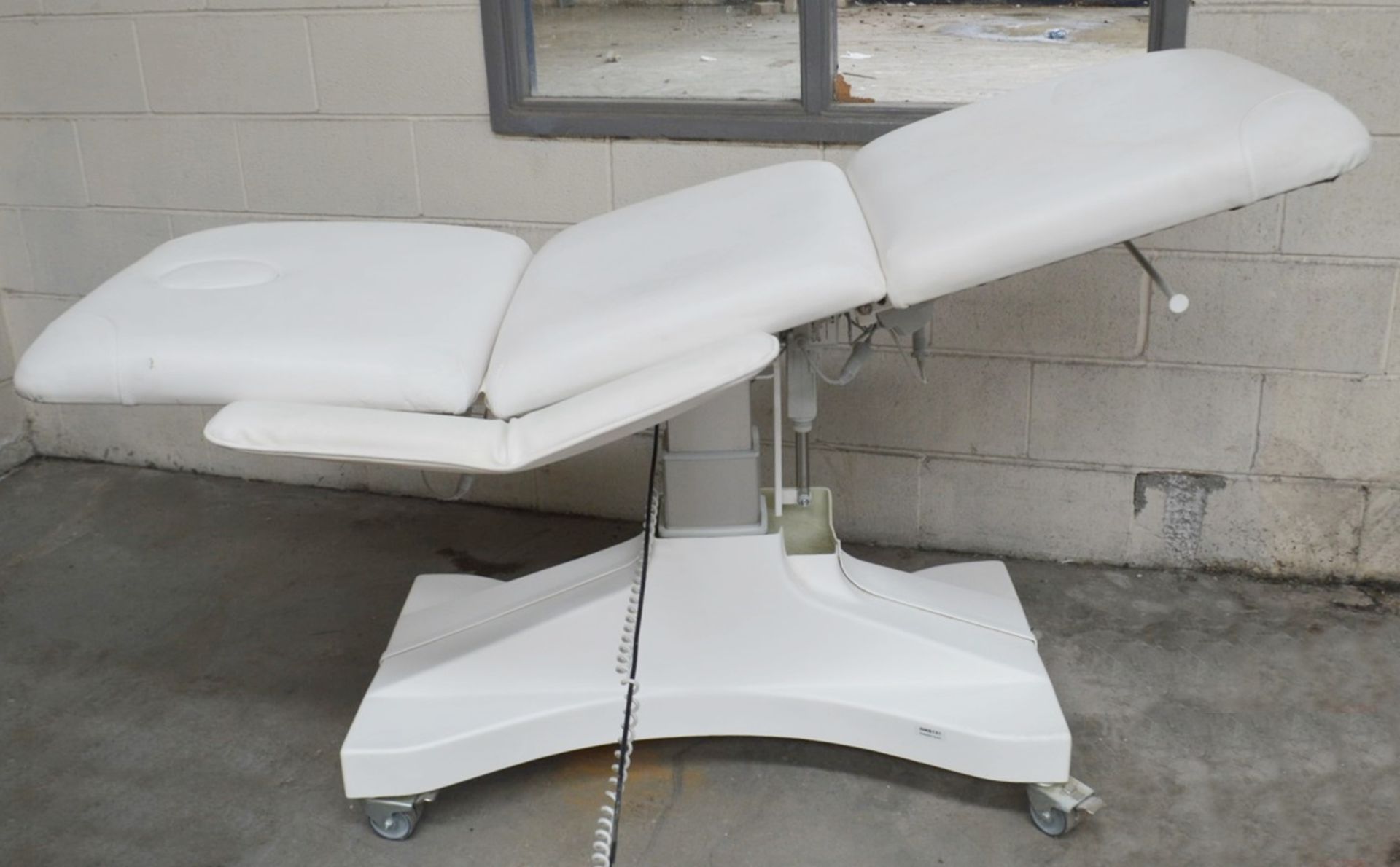 1 x Professional Electric-Hydraulic Massage Table With LINAK 4-Function Remote Control - Ref: HMS131 - Image 2 of 16