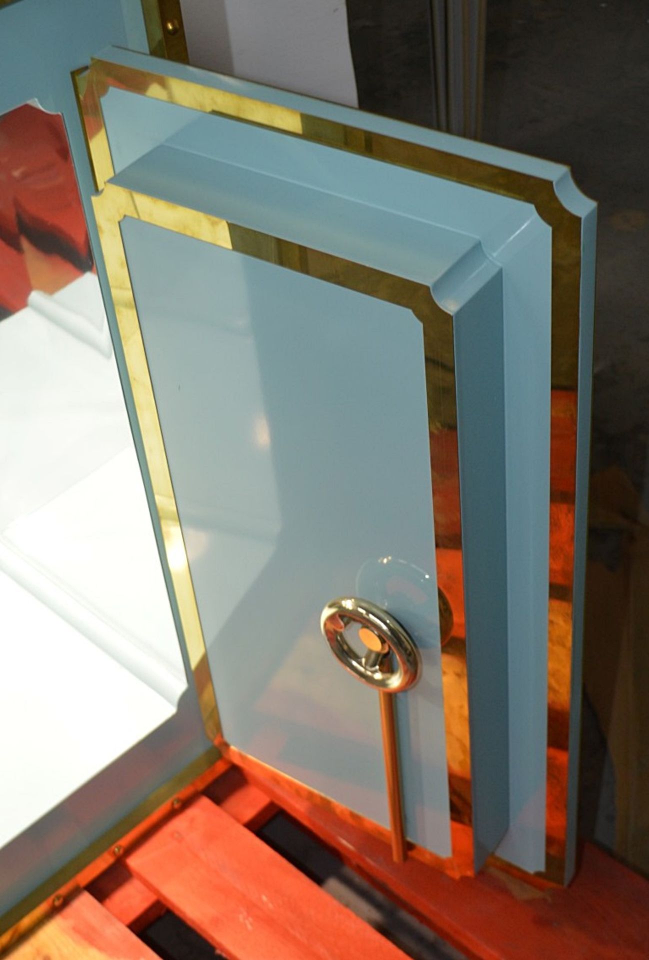 1 x Illuminated Bank Vault Safe-style Mirrored Retail Shop Display Box In Tiffany Blue - Dimensions: - Image 3 of 6