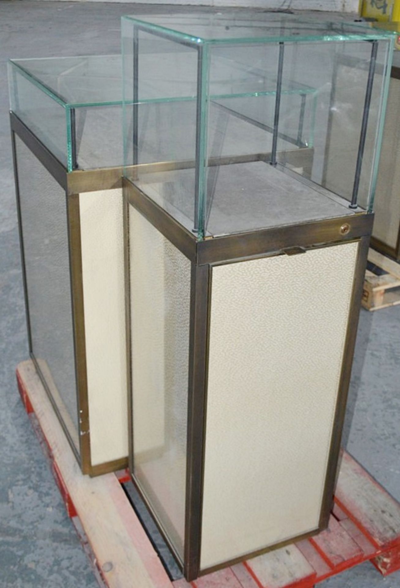 1 x Luxury Double Cabinet Glass Display Case - Dimensions: H124 x W100 x D65cm - Ex-Showroom Piece - Image 4 of 9