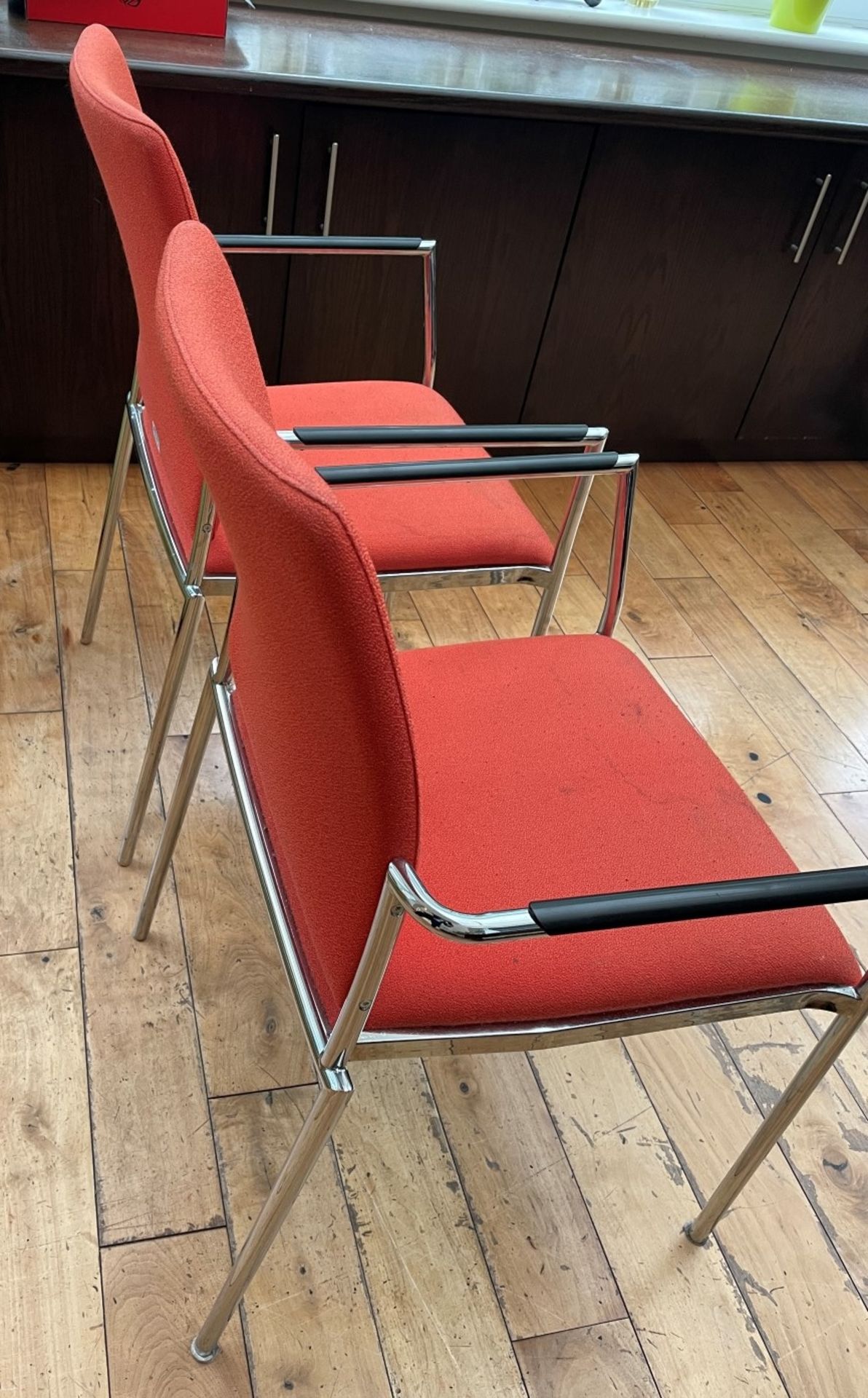 A Pair Of CARLO Stacking Chairs With Arms In Chromed Steel - NO VAT ON THE HAMMER - Image 6 of 8