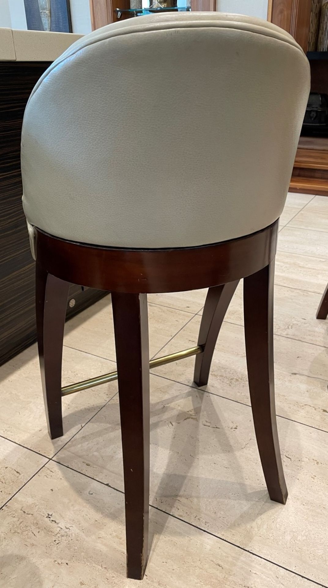 5 x Luxury Leather 360 Degree Bar Stools In Light Grey With Curved Wooden Bases In Wenge - NO VAT - Image 7 of 13