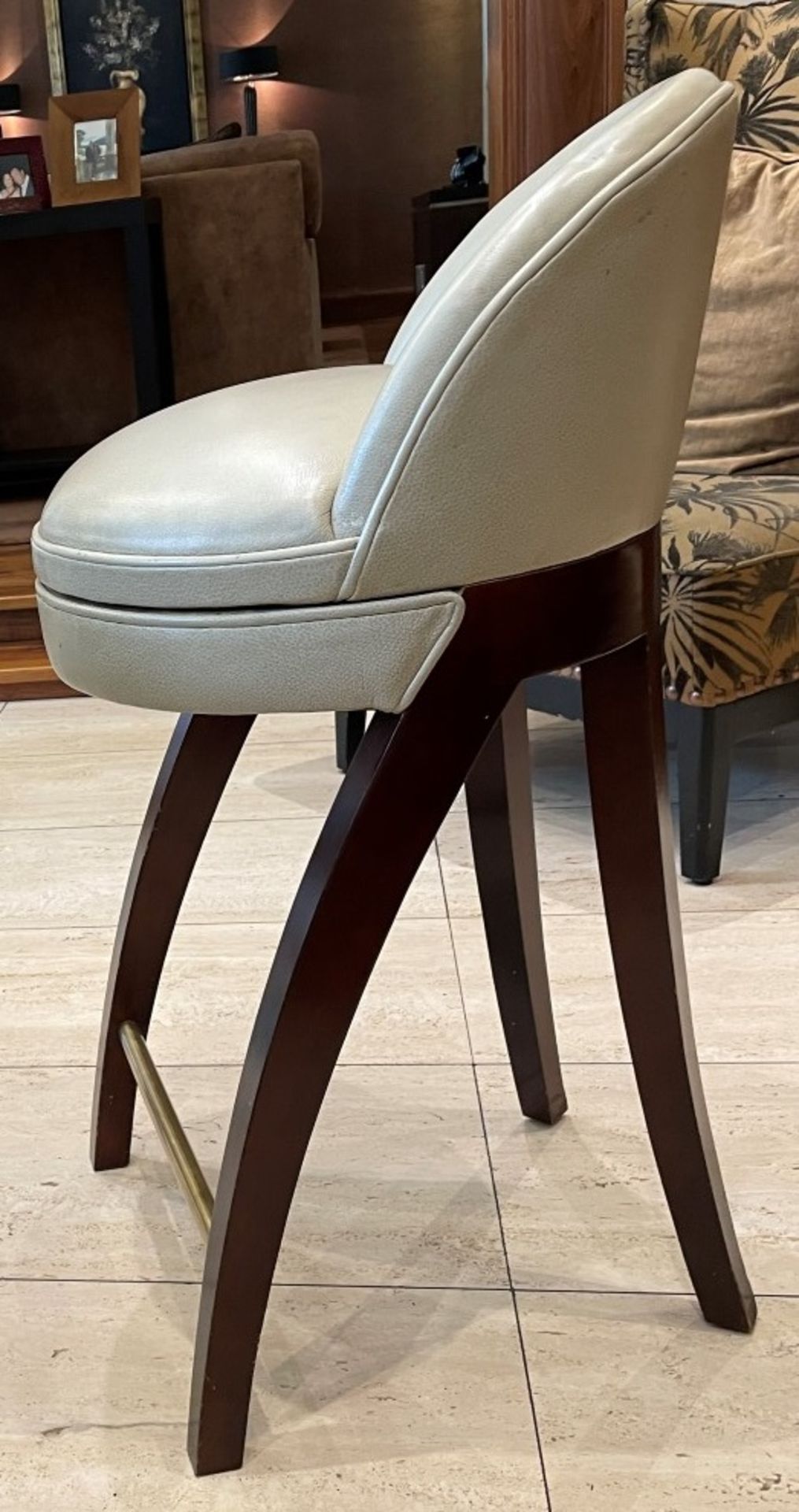 5 x Luxury Leather 360 Degree Bar Stools In Light Grey With Curved Wooden Bases In Wenge - NO VAT - Image 8 of 13