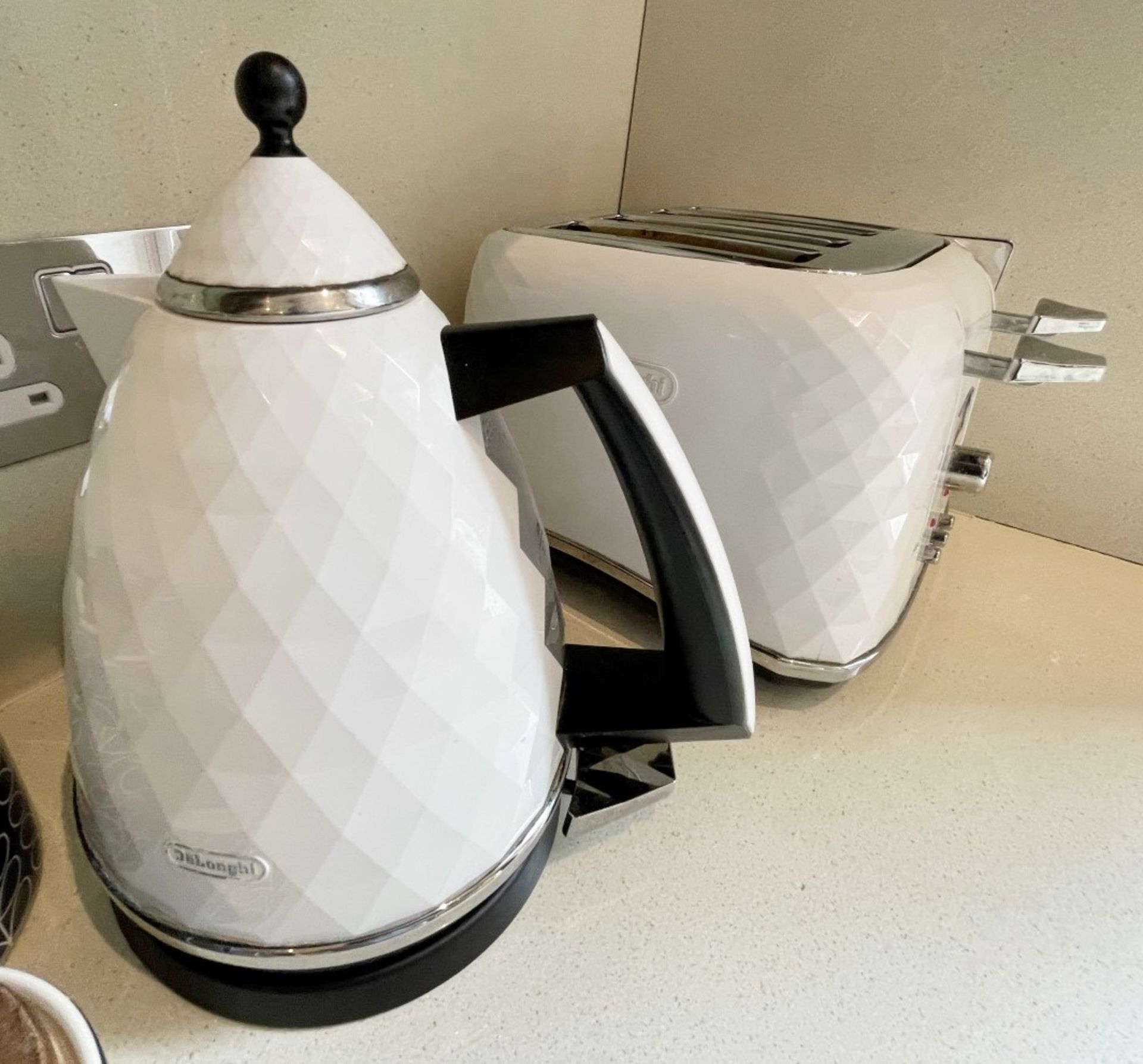 1 x DELONGHI Electric Kettle And 4-Slice Toaster Set In White And Chrome - Ref: SGV133/KIT - CL672 - - Image 3 of 7