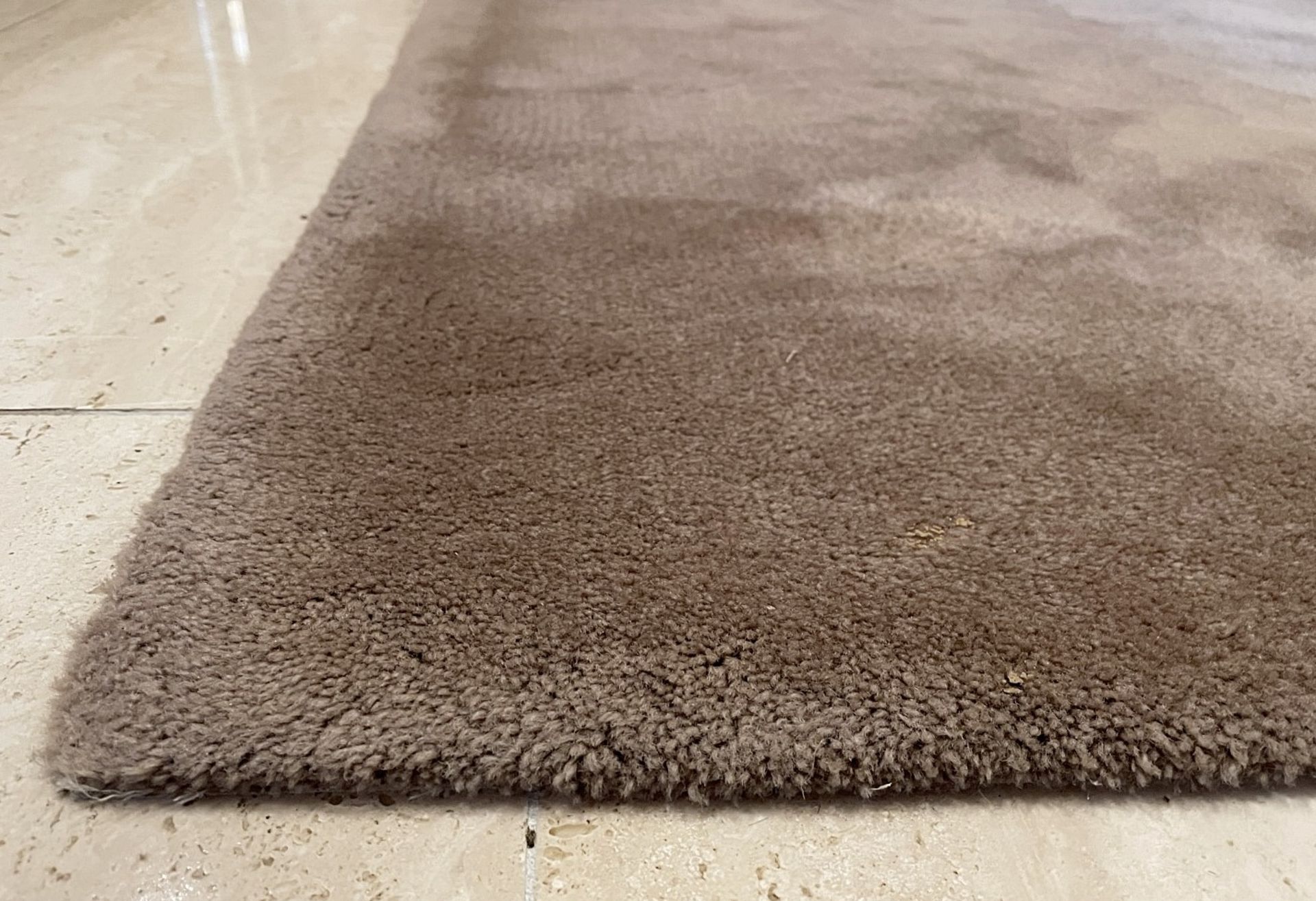 1 x Large Premium Carpet In Beige - Dimensions: 500cm / 170cm - Ref: SGV123/GF-EntHall - CL672 - - Image 2 of 4