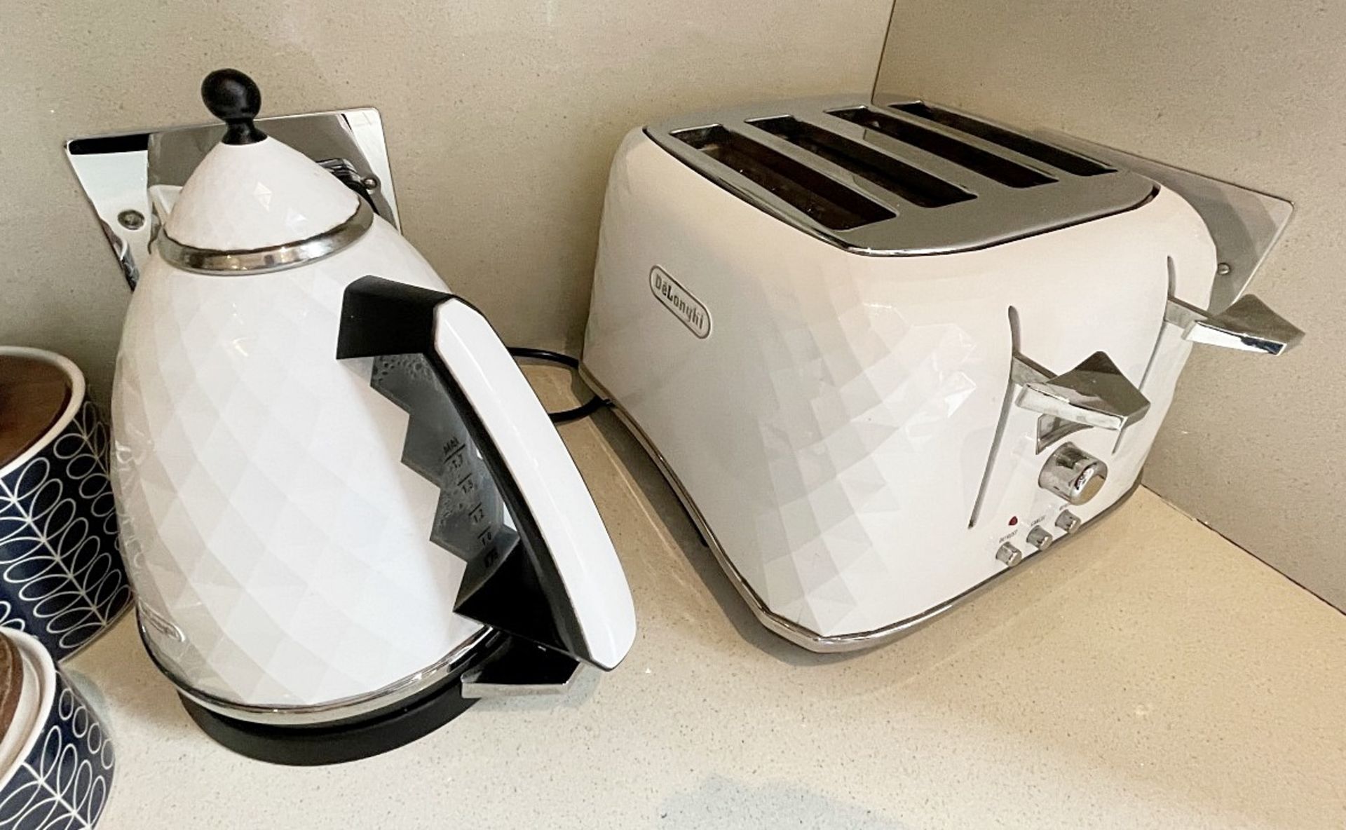 1 x DELONGHI Electric Kettle And 4-Slice Toaster Set In White And Chrome - Ref: SGV133/KIT - CL672 -